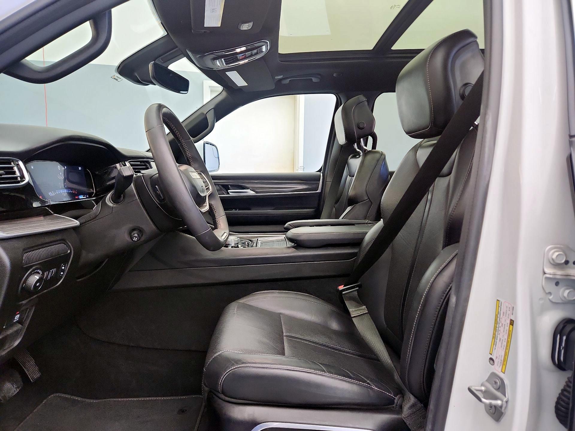 Thumbnail: 2022 Jeep Wagoneer - 11