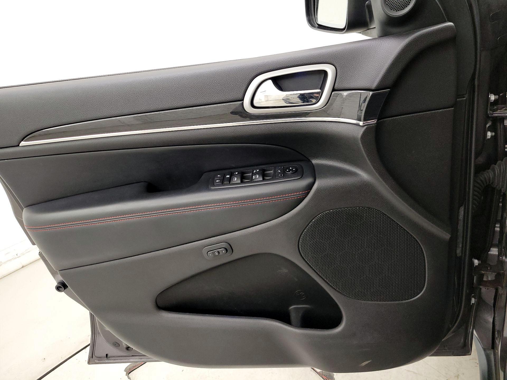 Thumbnail: 2018 Jeep Grand Cherokee - 12