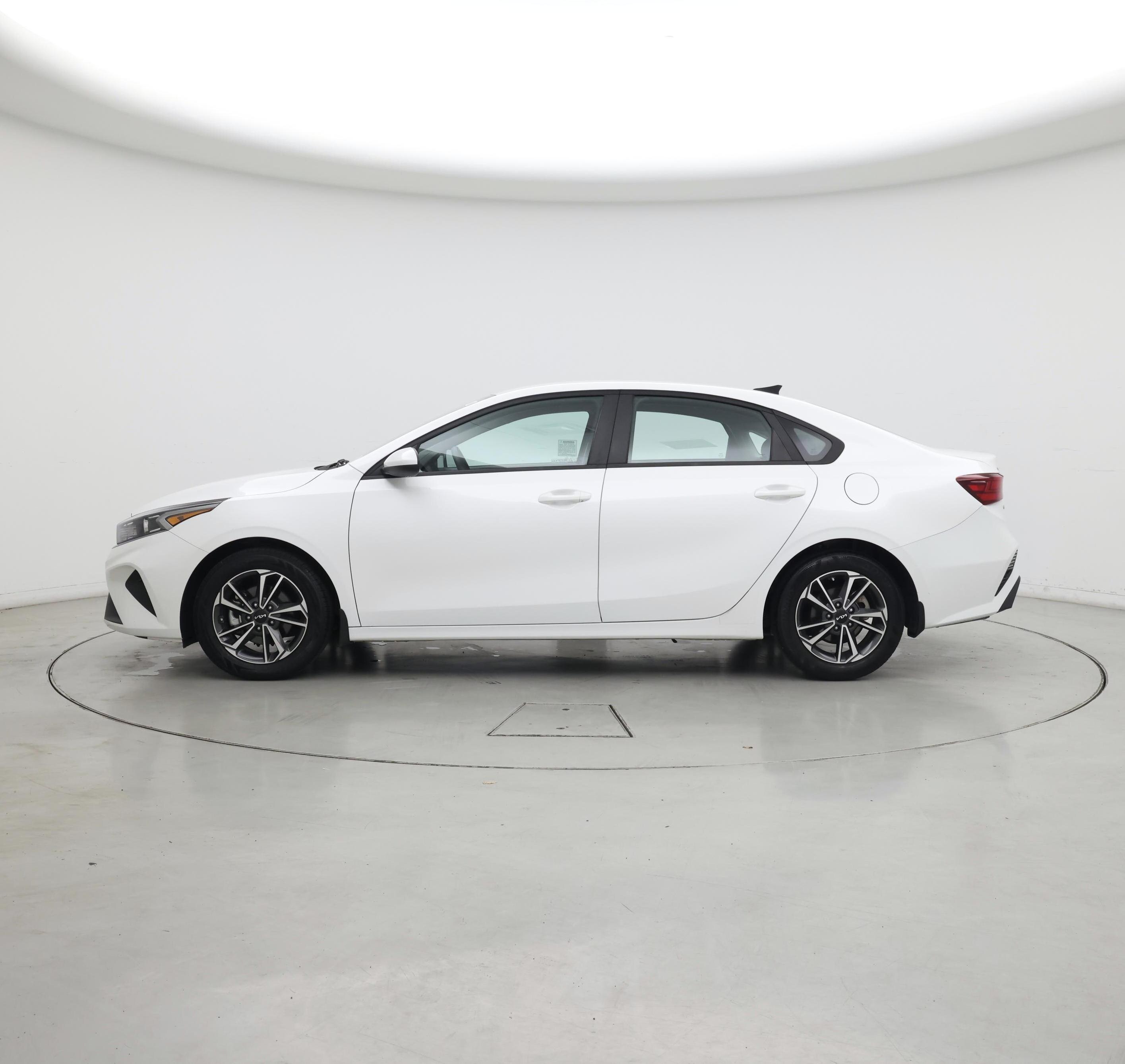 Thumbnail: 2022 Kia Forte - 3