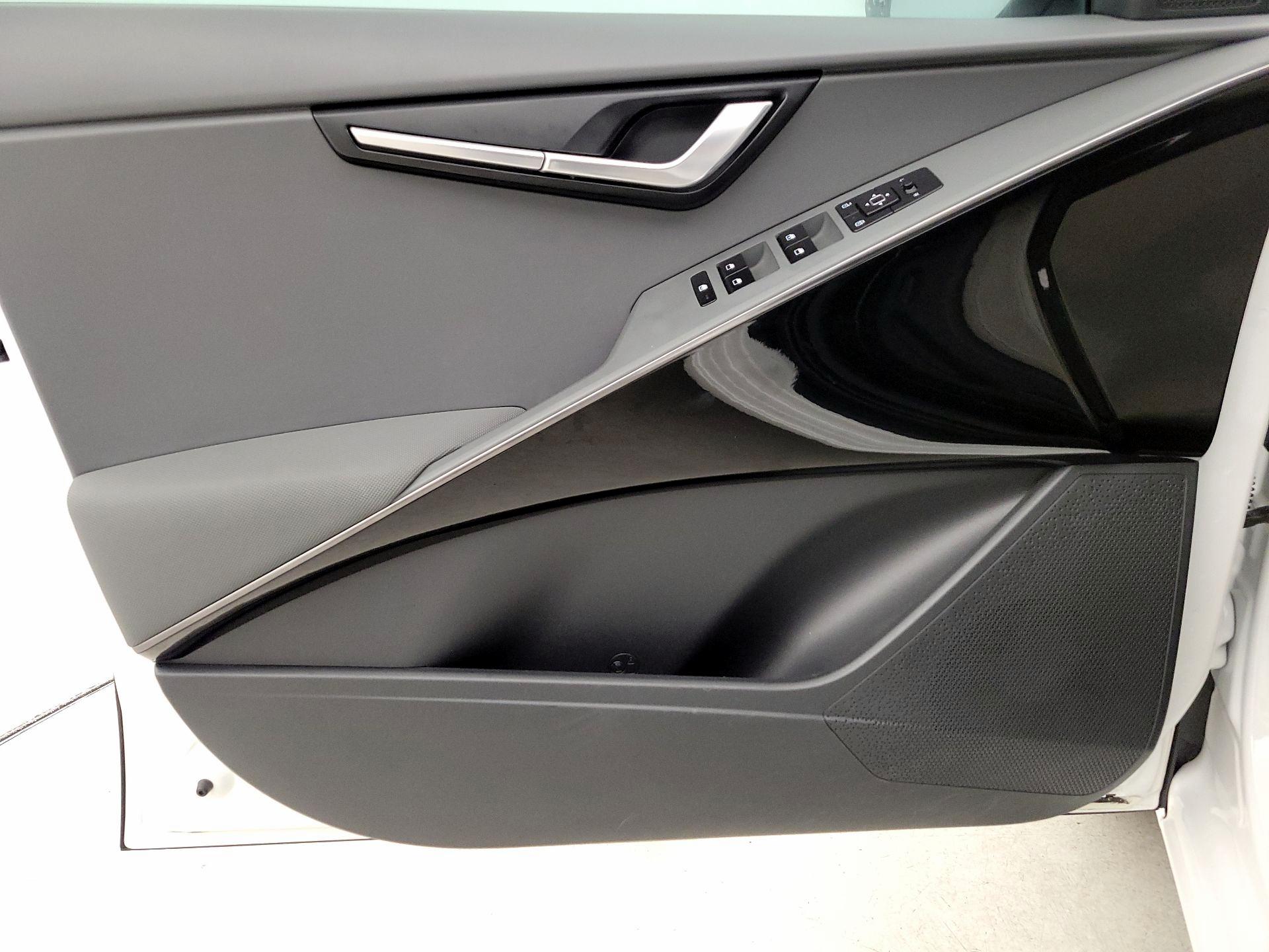 Thumbnail: 2023 Kia Niro - 12