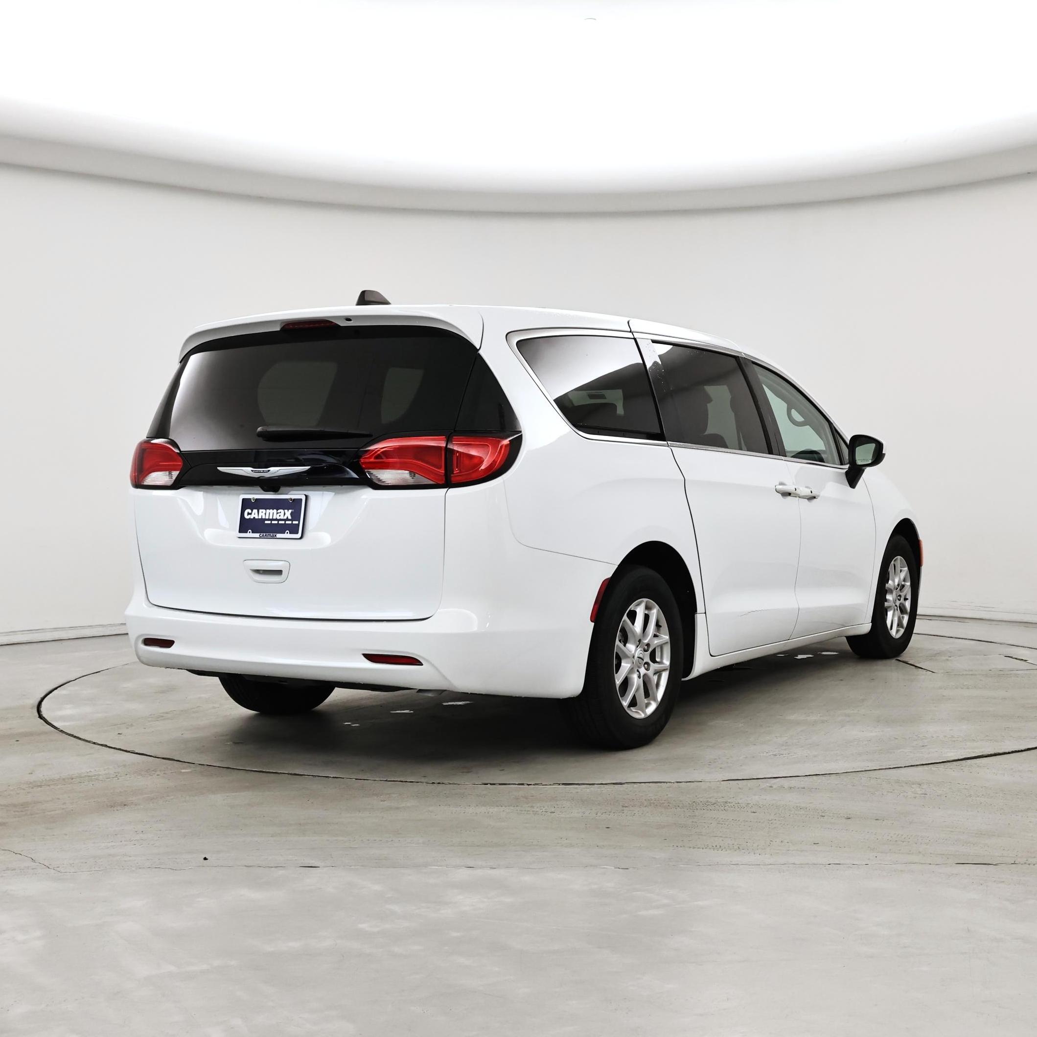 Thumbnail: 2023 Chrysler Voyager - 8