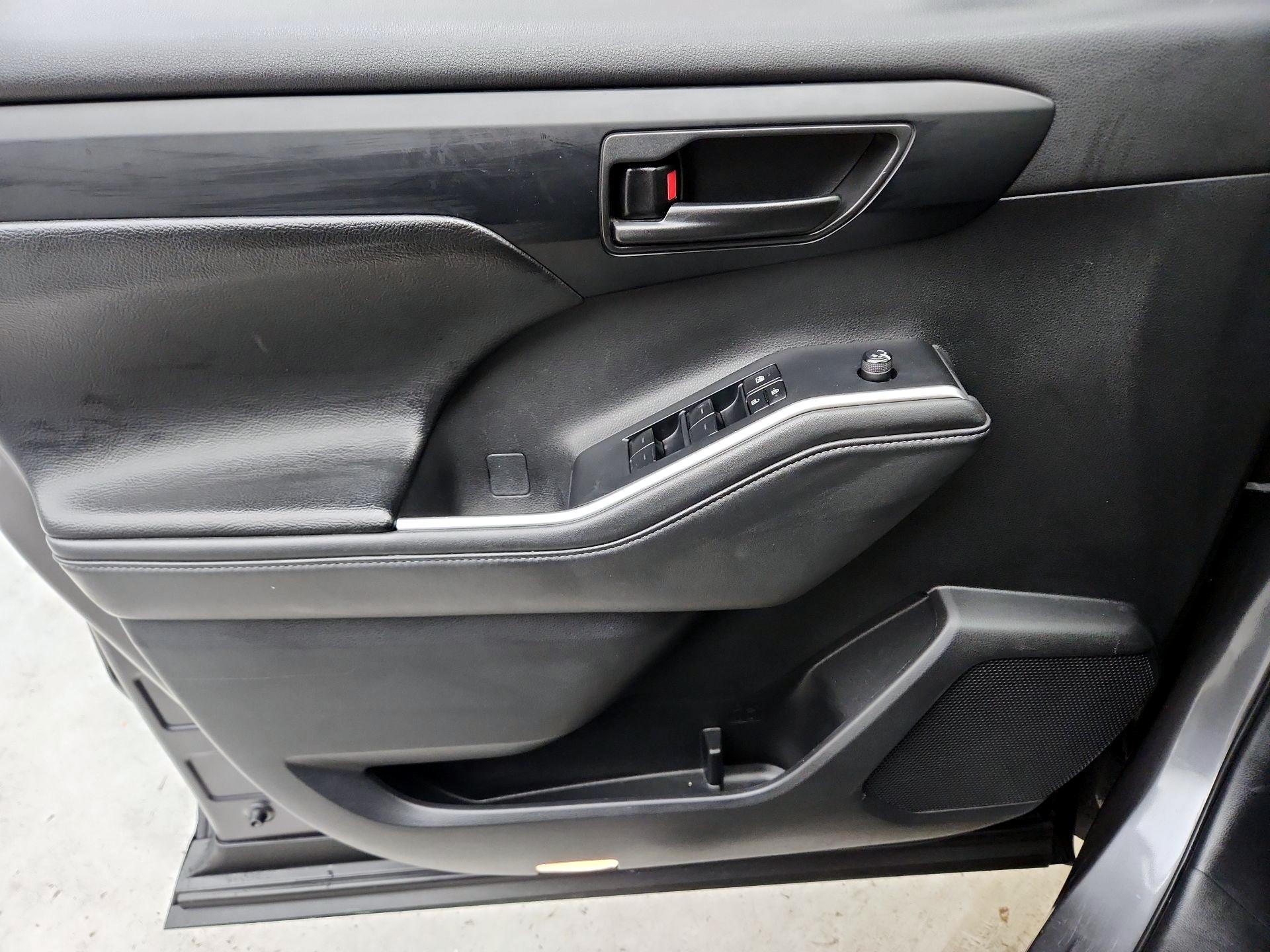 Thumbnail: 2022 Toyota Highlander - 12