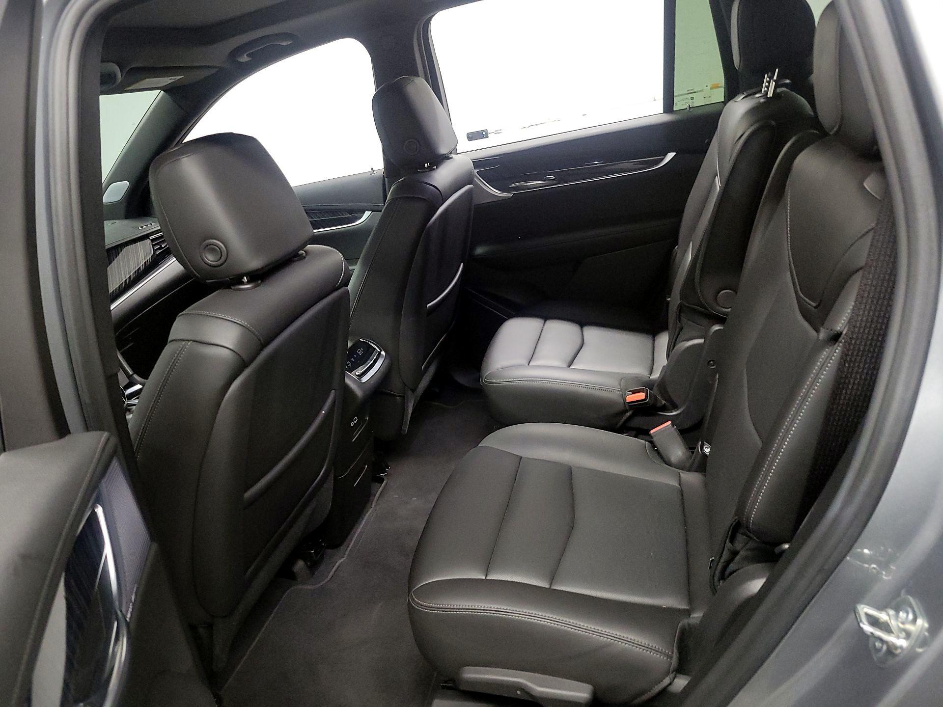 Thumbnail: 2025 Cadillac XT6 - 17