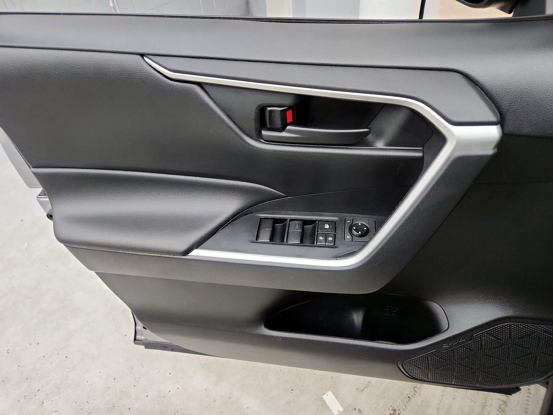 Thumbnail: 2020 Toyota RAV4 - 12