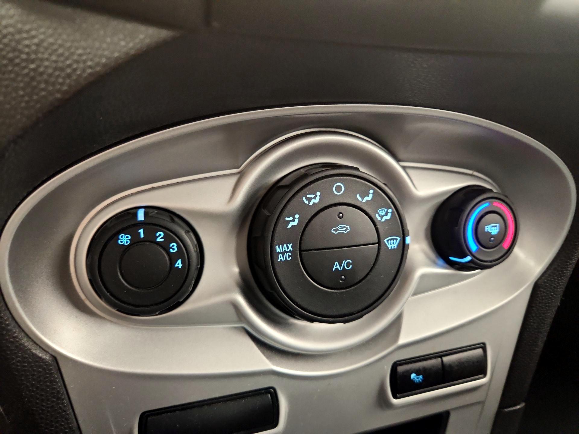 Thumbnail: 2016 Ford Fiesta - 15