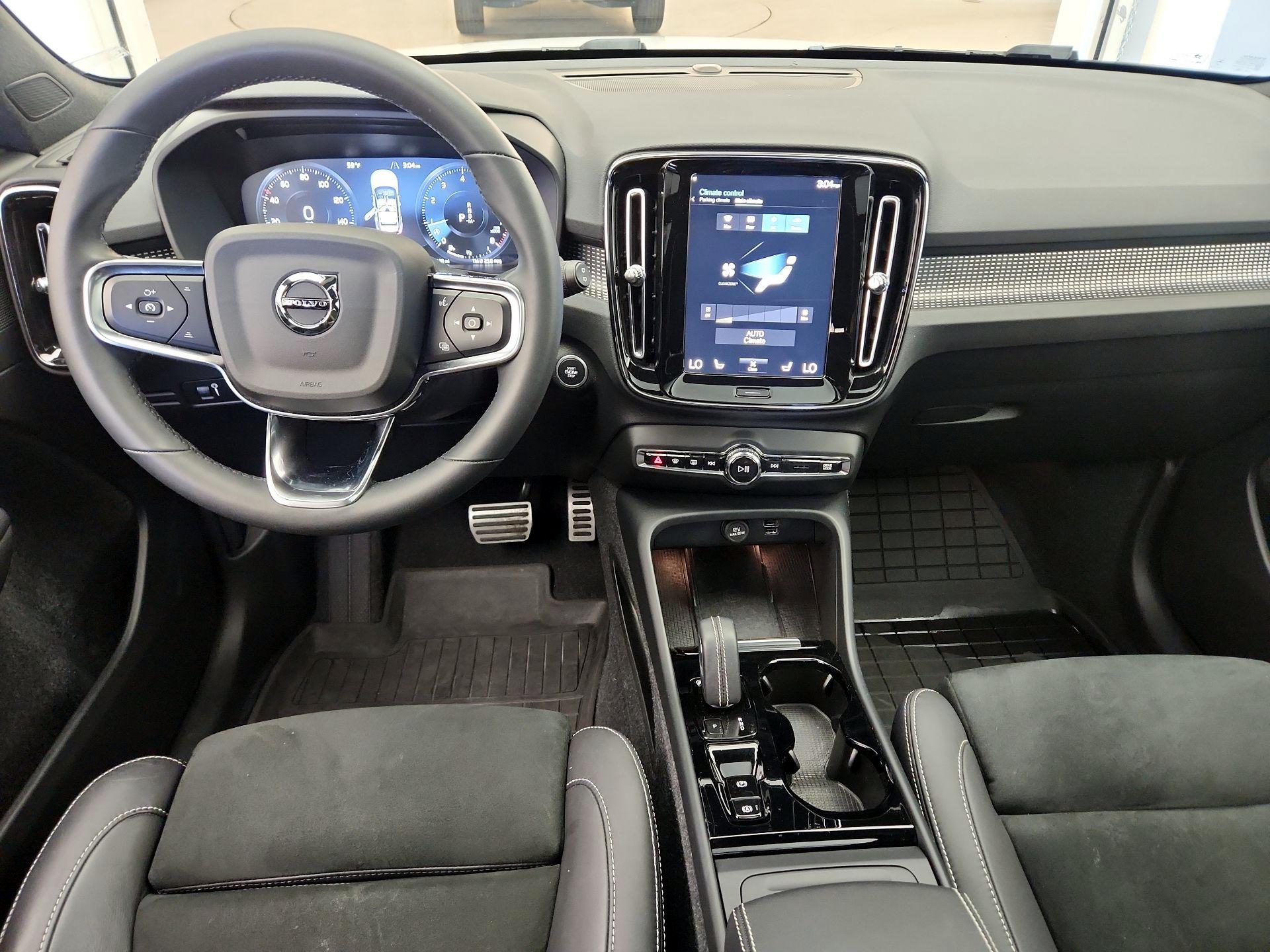 Thumbnail: 2022 Volvo XC40 - 9