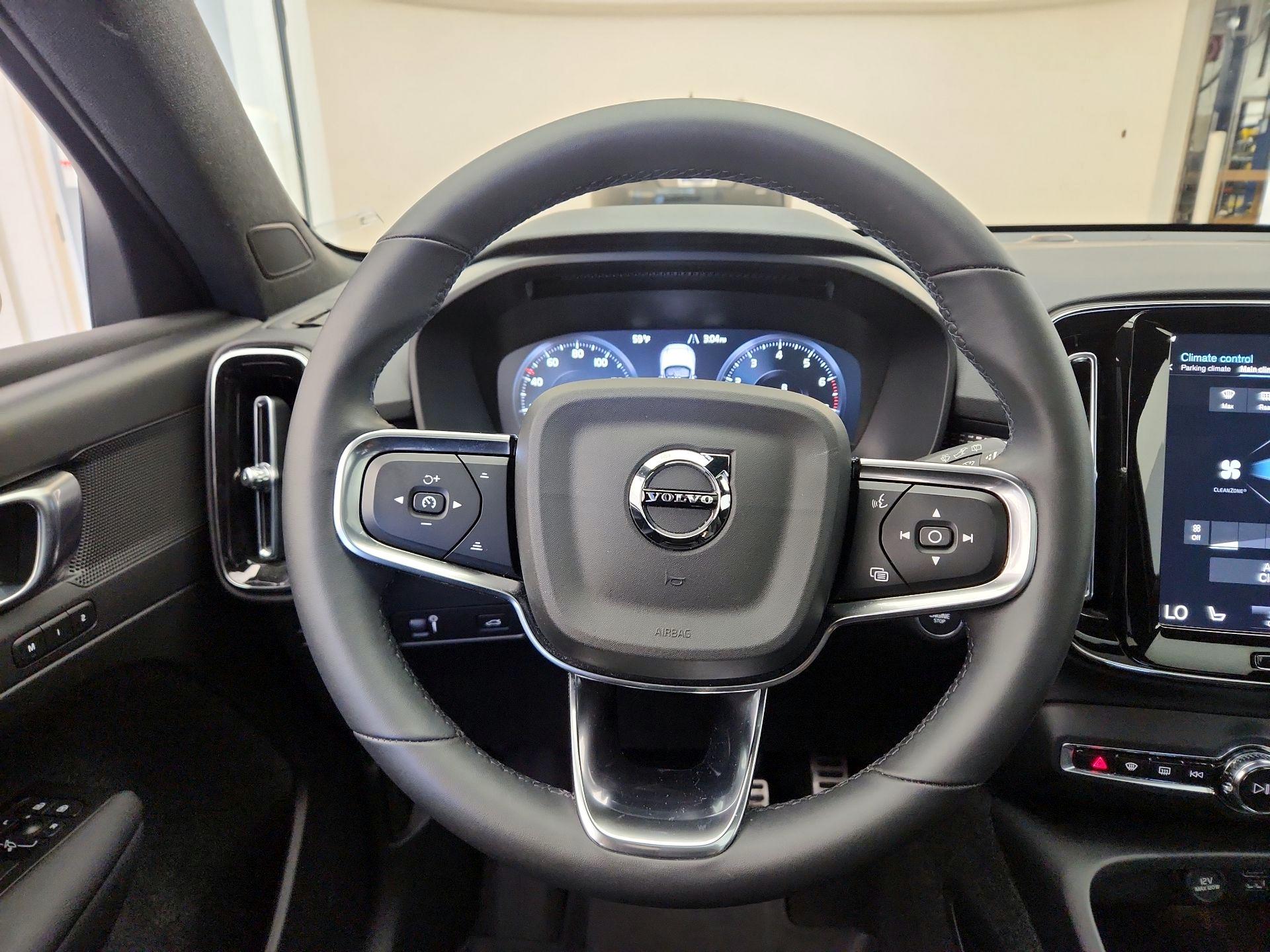 Thumbnail: 2022 Volvo XC40 - 10