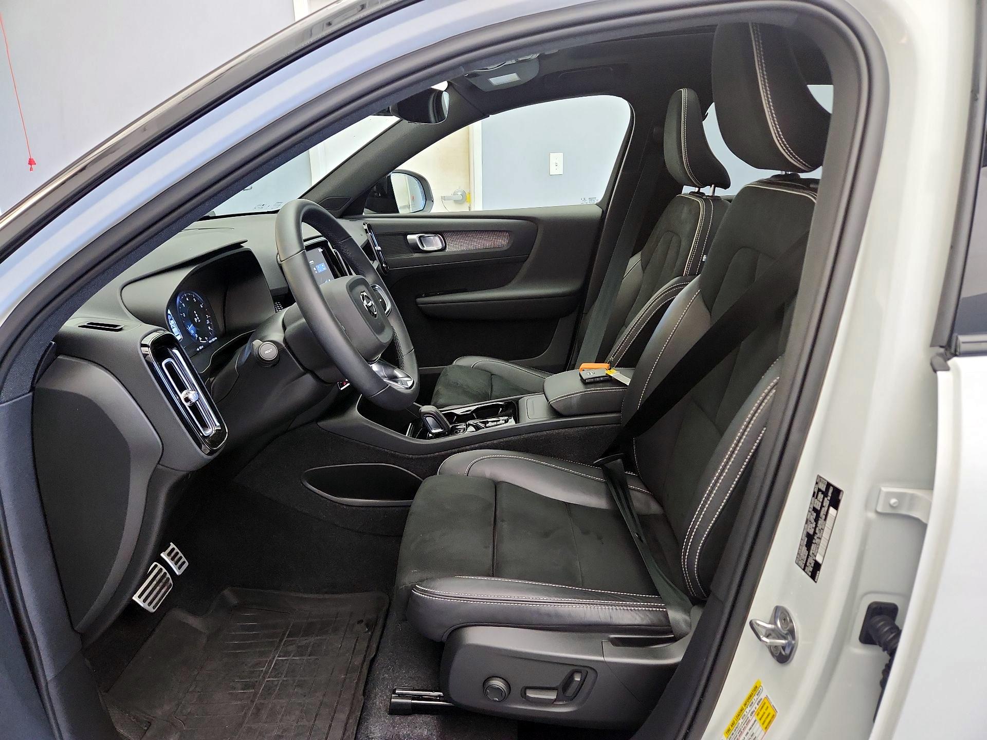 Thumbnail: 2022 Volvo XC40 - 11