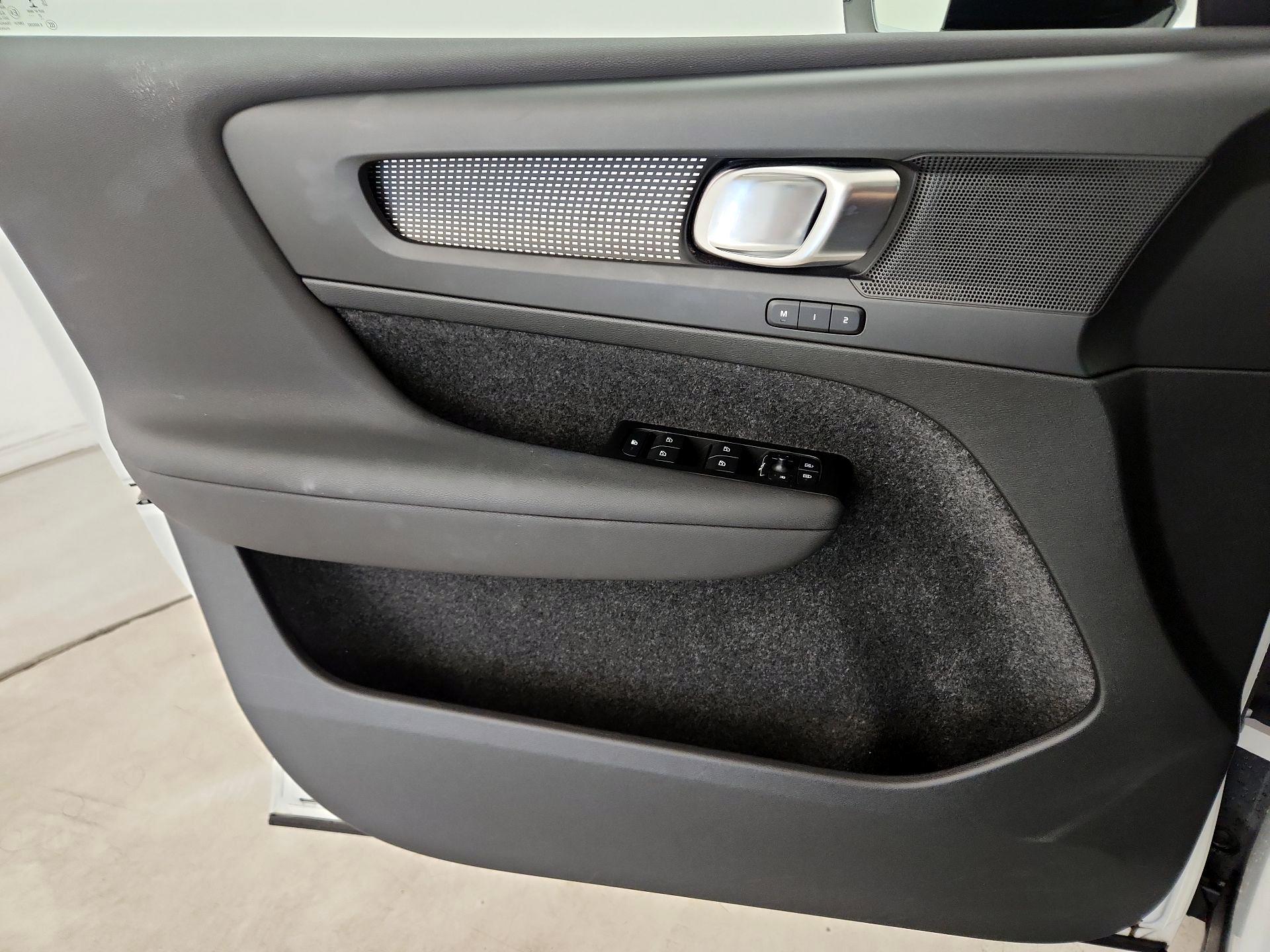 Thumbnail: 2022 Volvo XC40 - 12