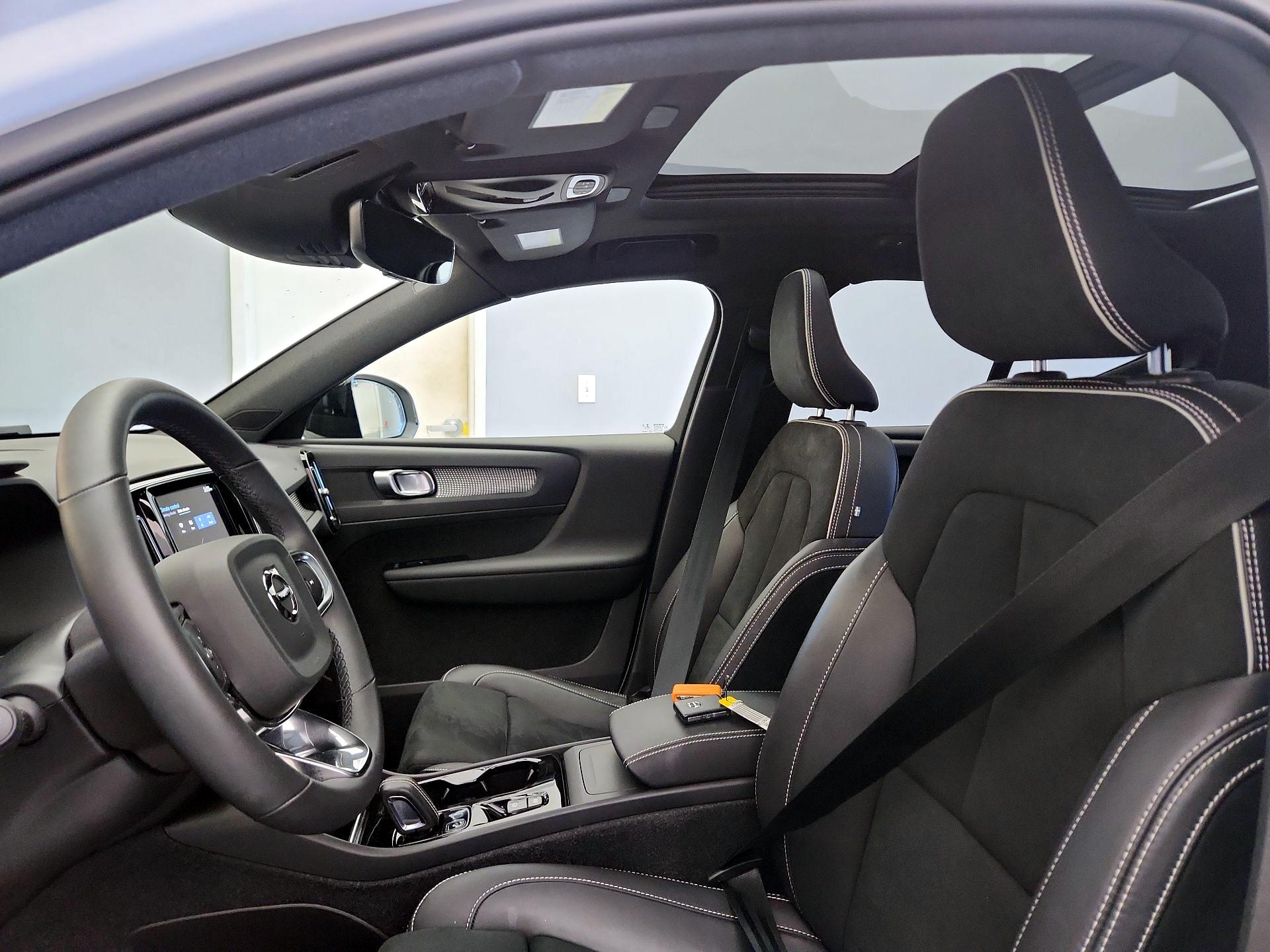 Thumbnail: 2022 Volvo XC40 - 19