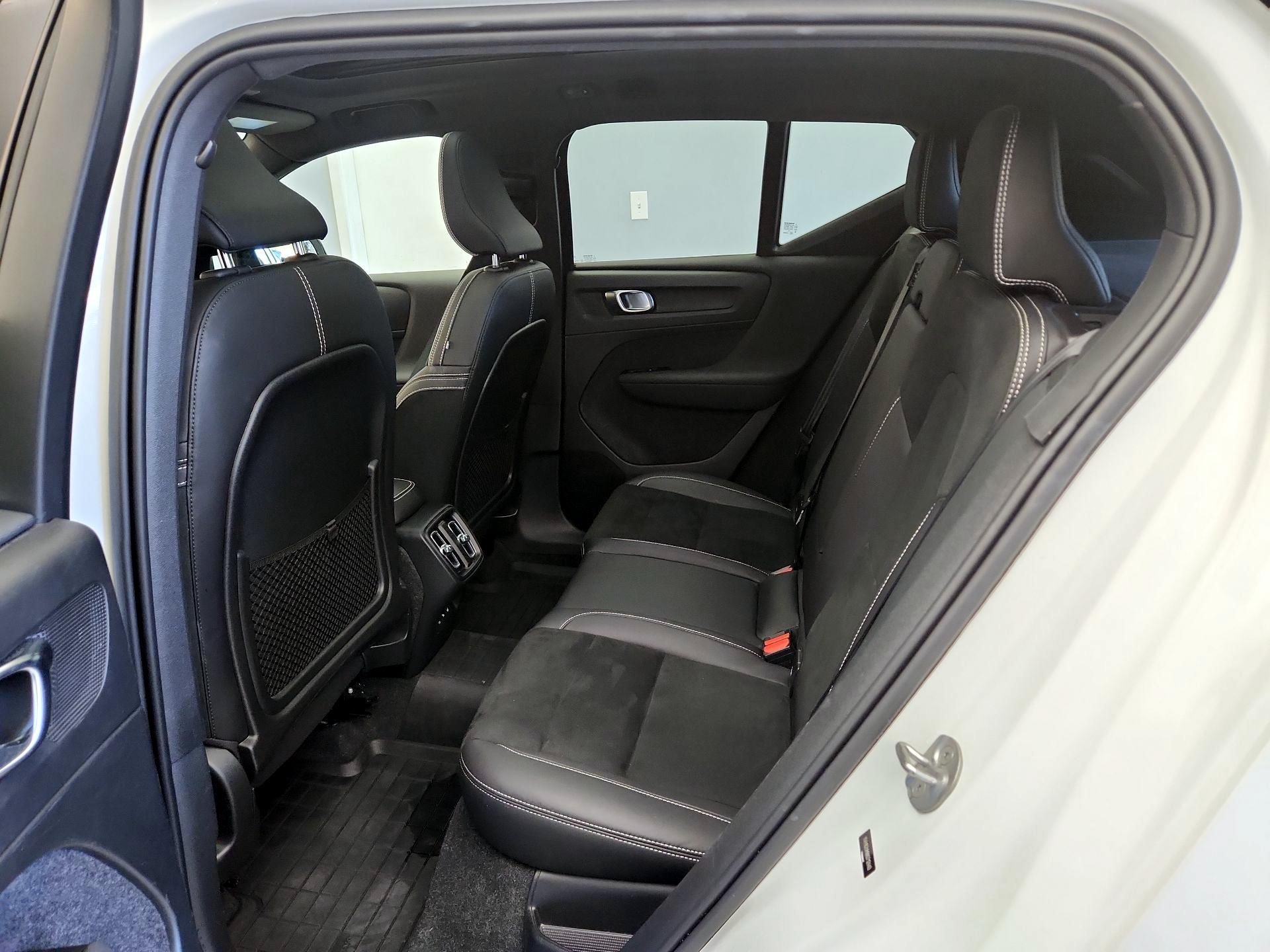 Thumbnail: 2022 Volvo XC40 - 20