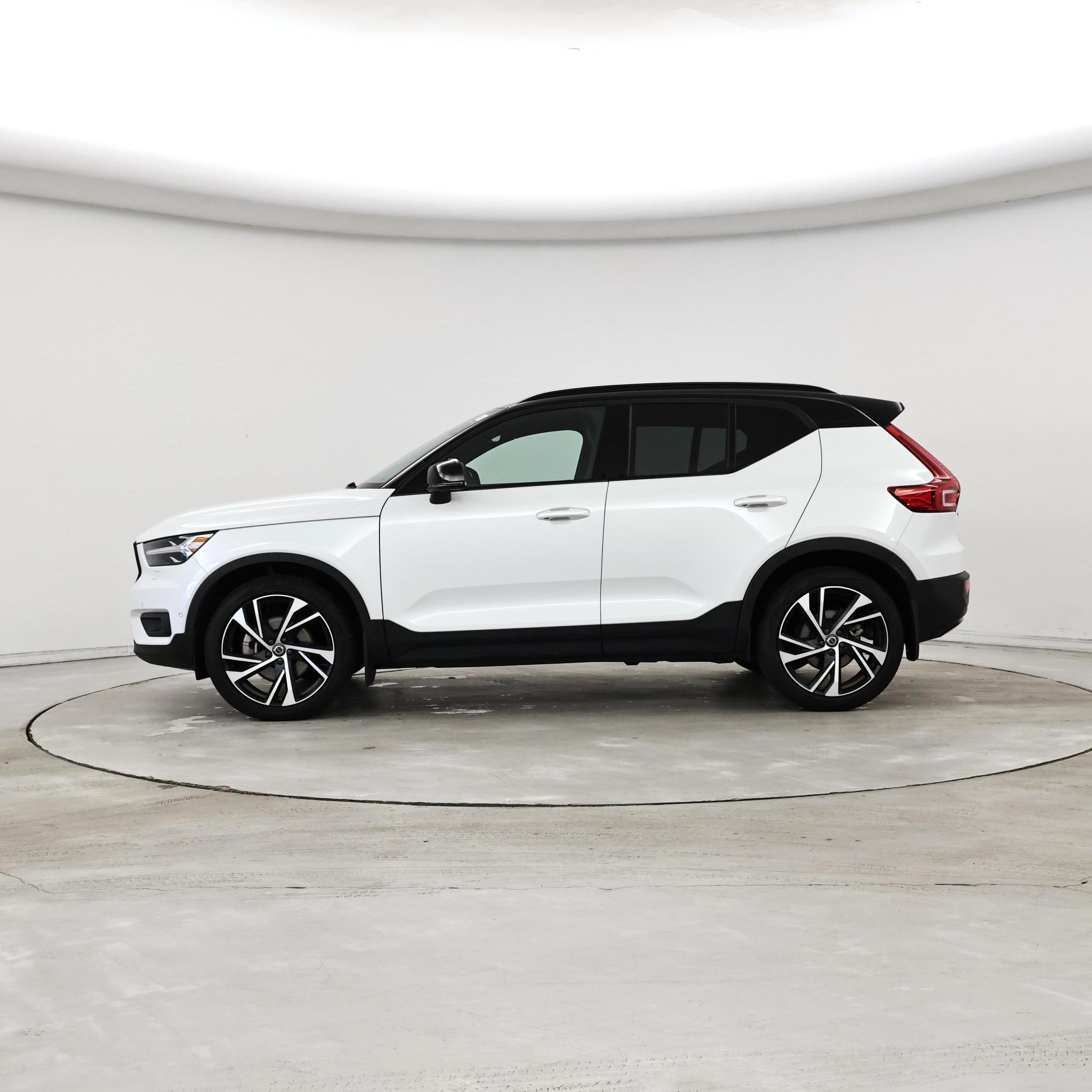 Thumbnail: 2022 Volvo XC40 - 3