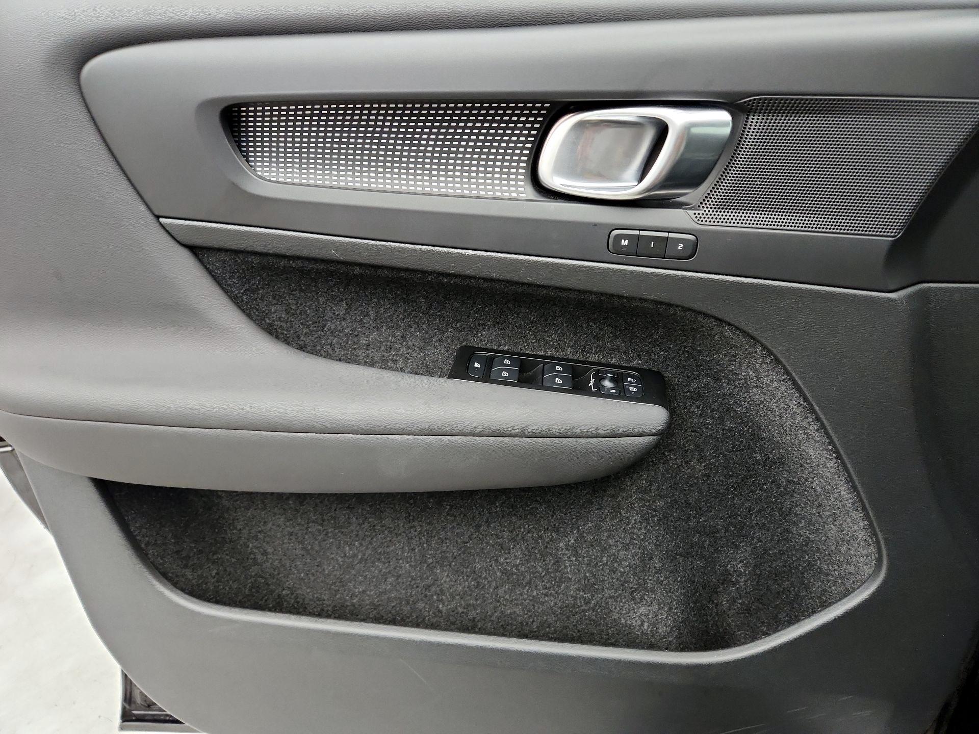 Thumbnail: 2022 Volvo XC40 - 12