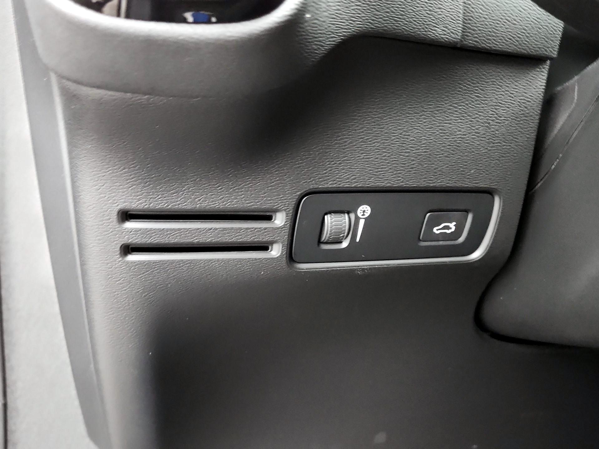 Thumbnail: 2022 Volvo XC40 - 13