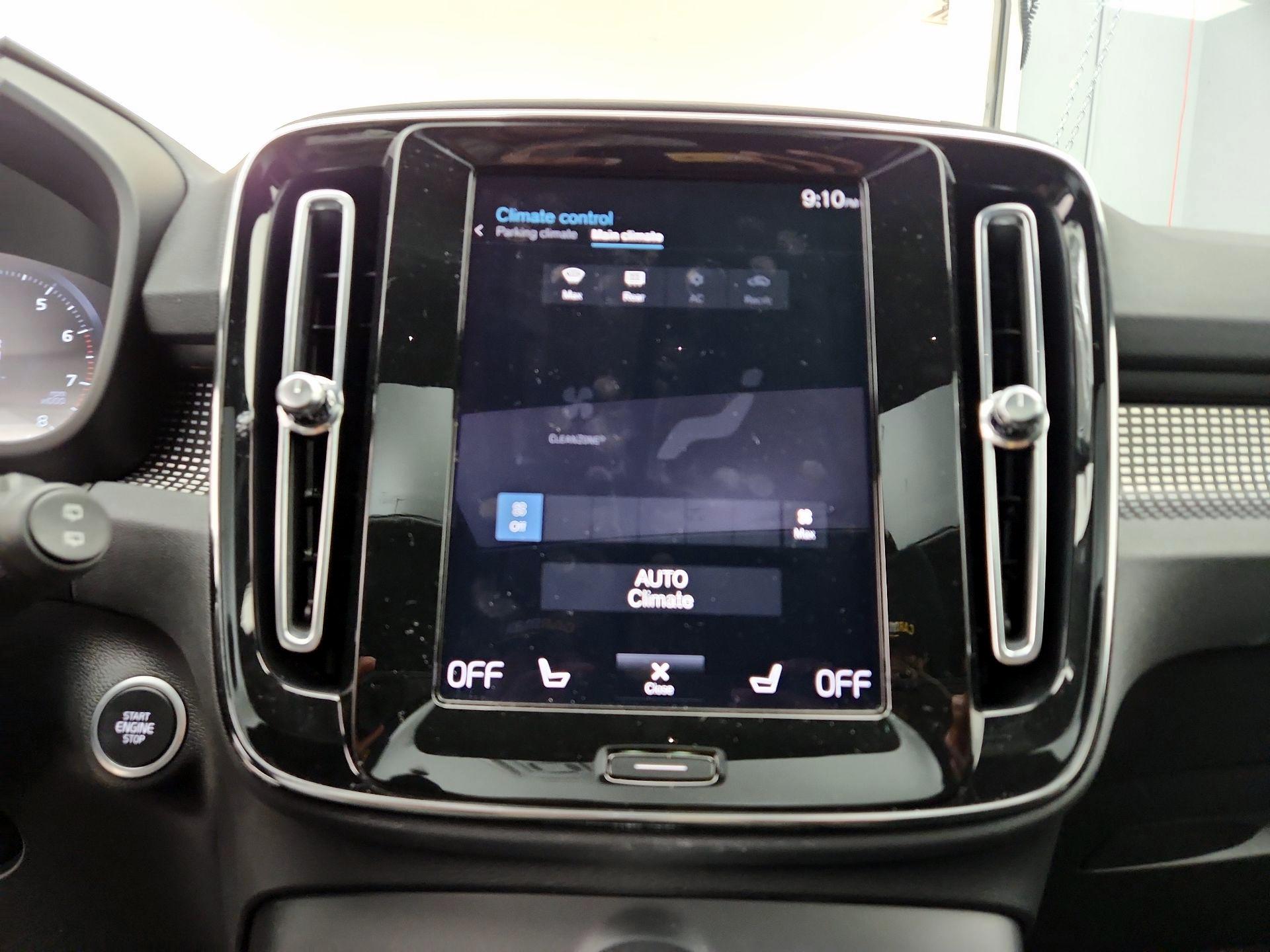 Thumbnail: 2022 Volvo XC40 - 17