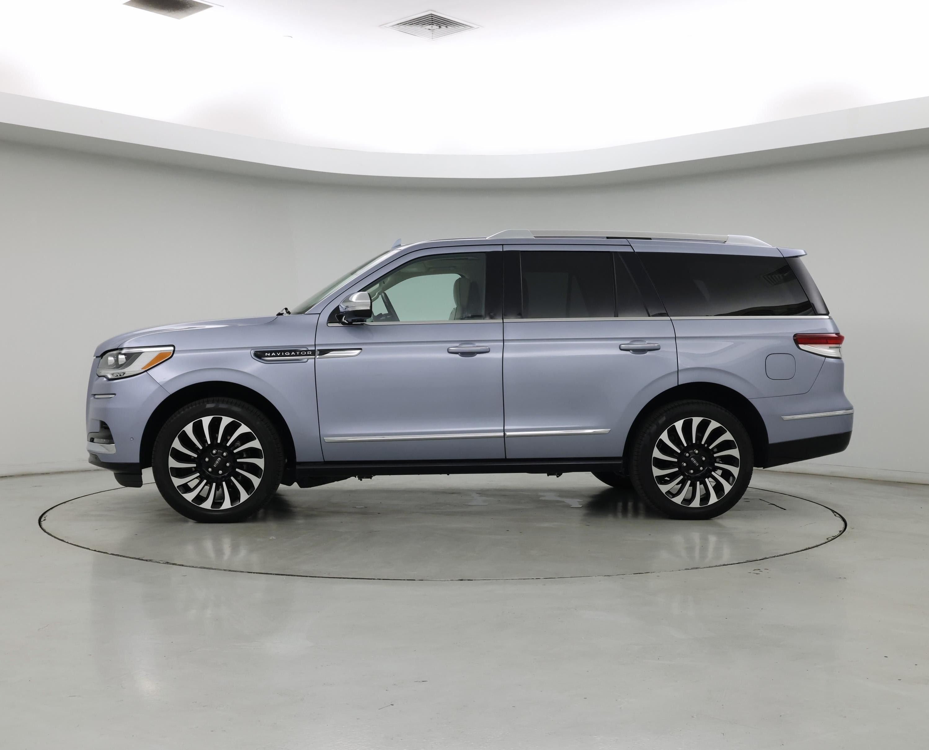 Thumbnail: 2023 Lincoln Navigator - 3