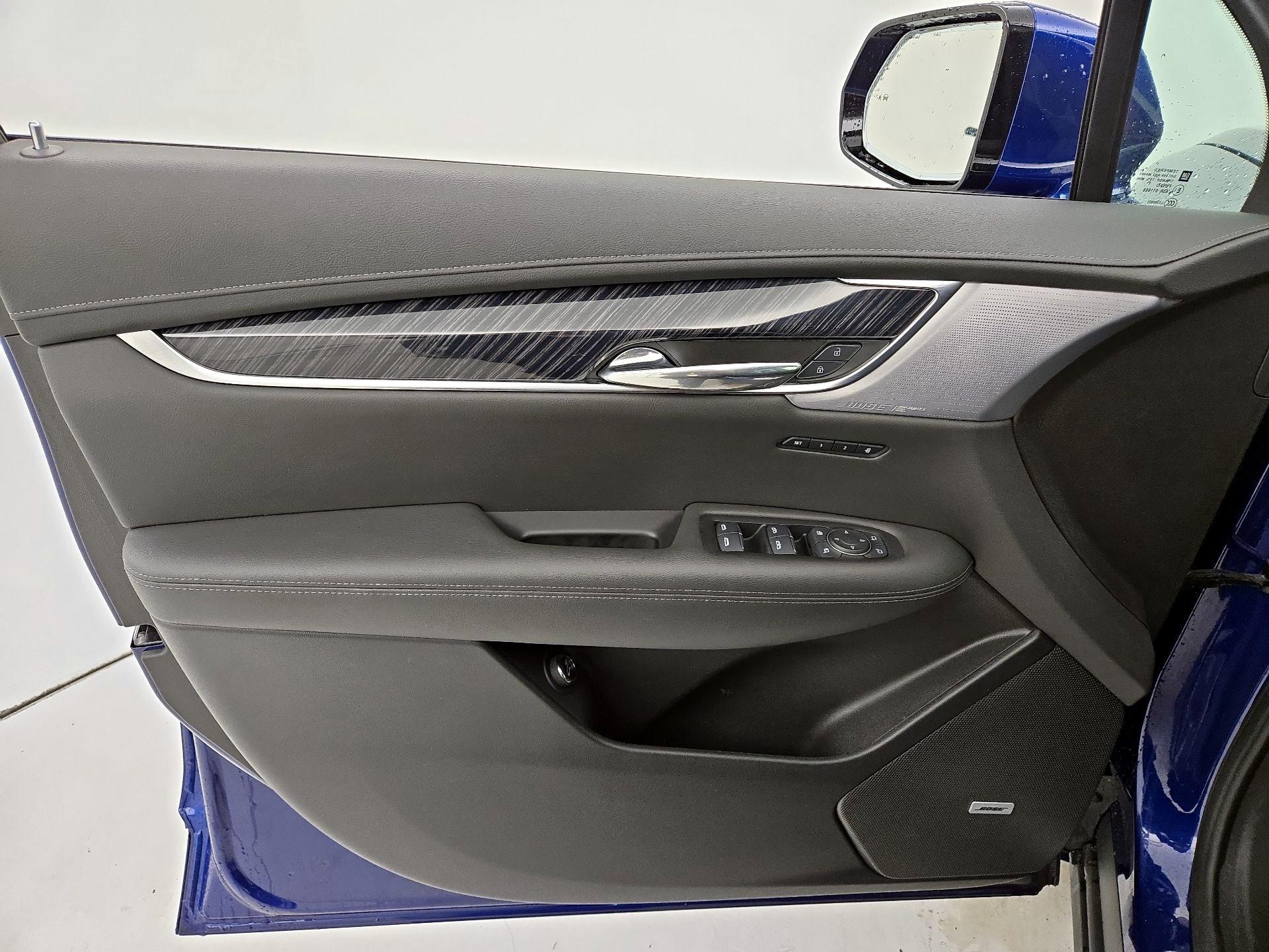 Thumbnail: 2025 Cadillac XT6 - 12