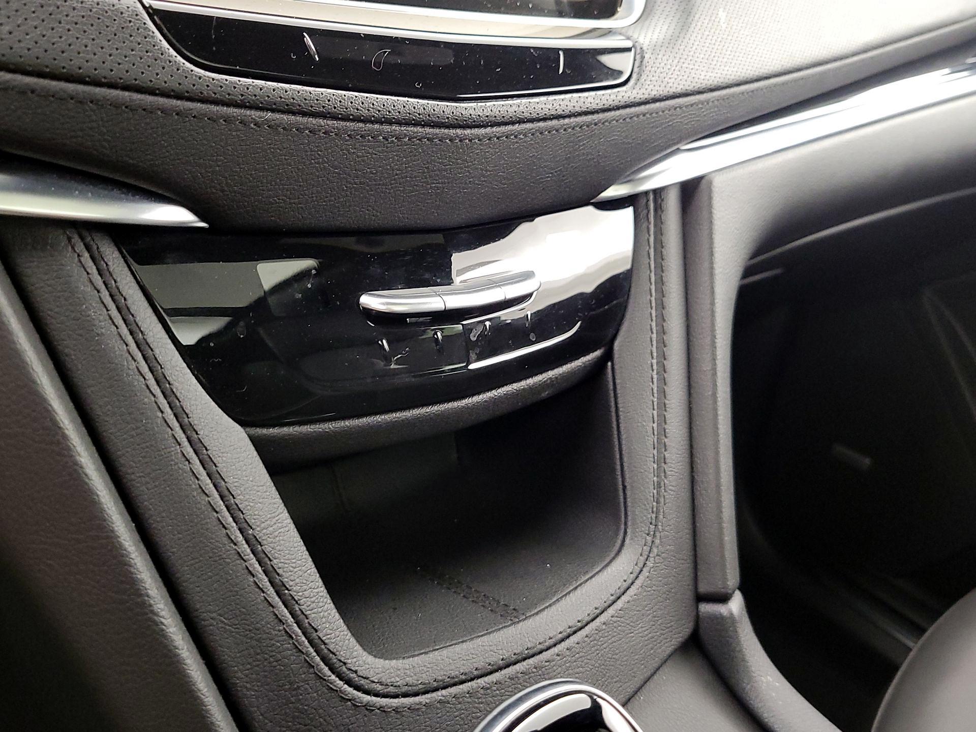 Thumbnail: 2025 Cadillac XT5 - 17