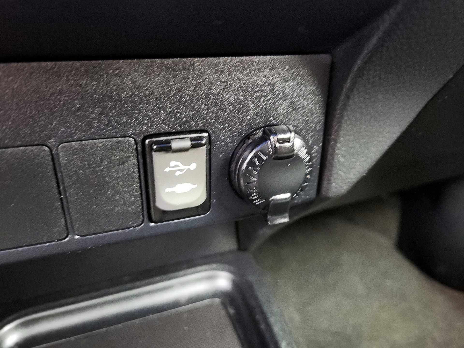 Thumbnail: 2017 Toyota RAV4 - 18