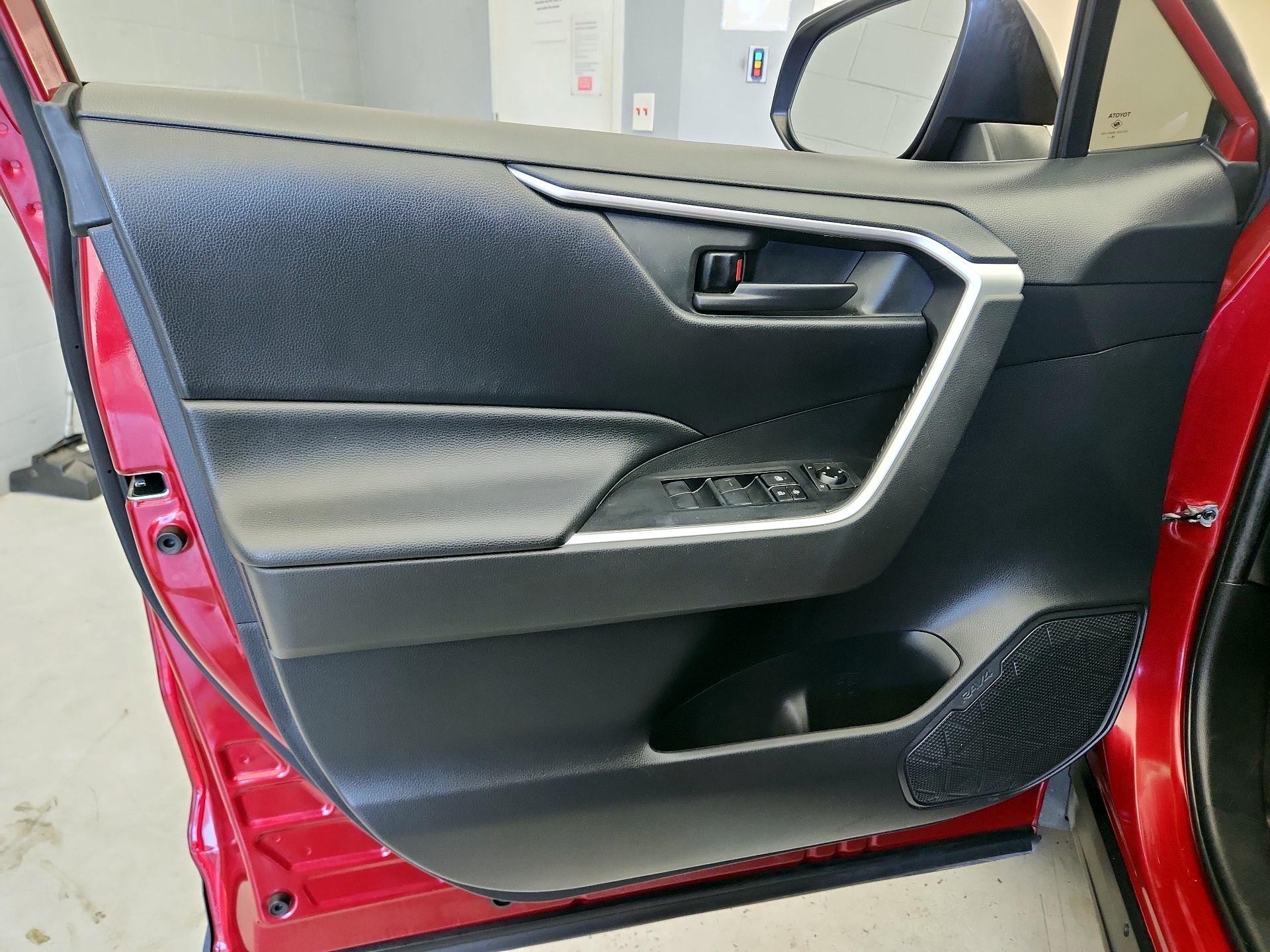 Thumbnail: 2019 Toyota RAV4 - 12