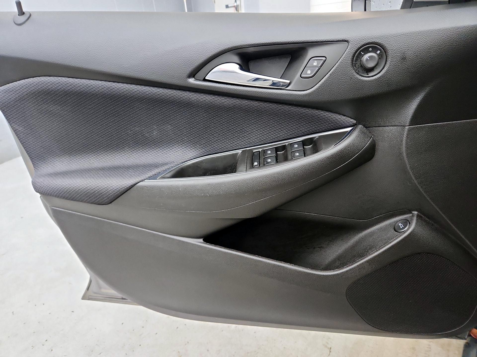 Thumbnail: 2018 Chevrolet Cruze - 12