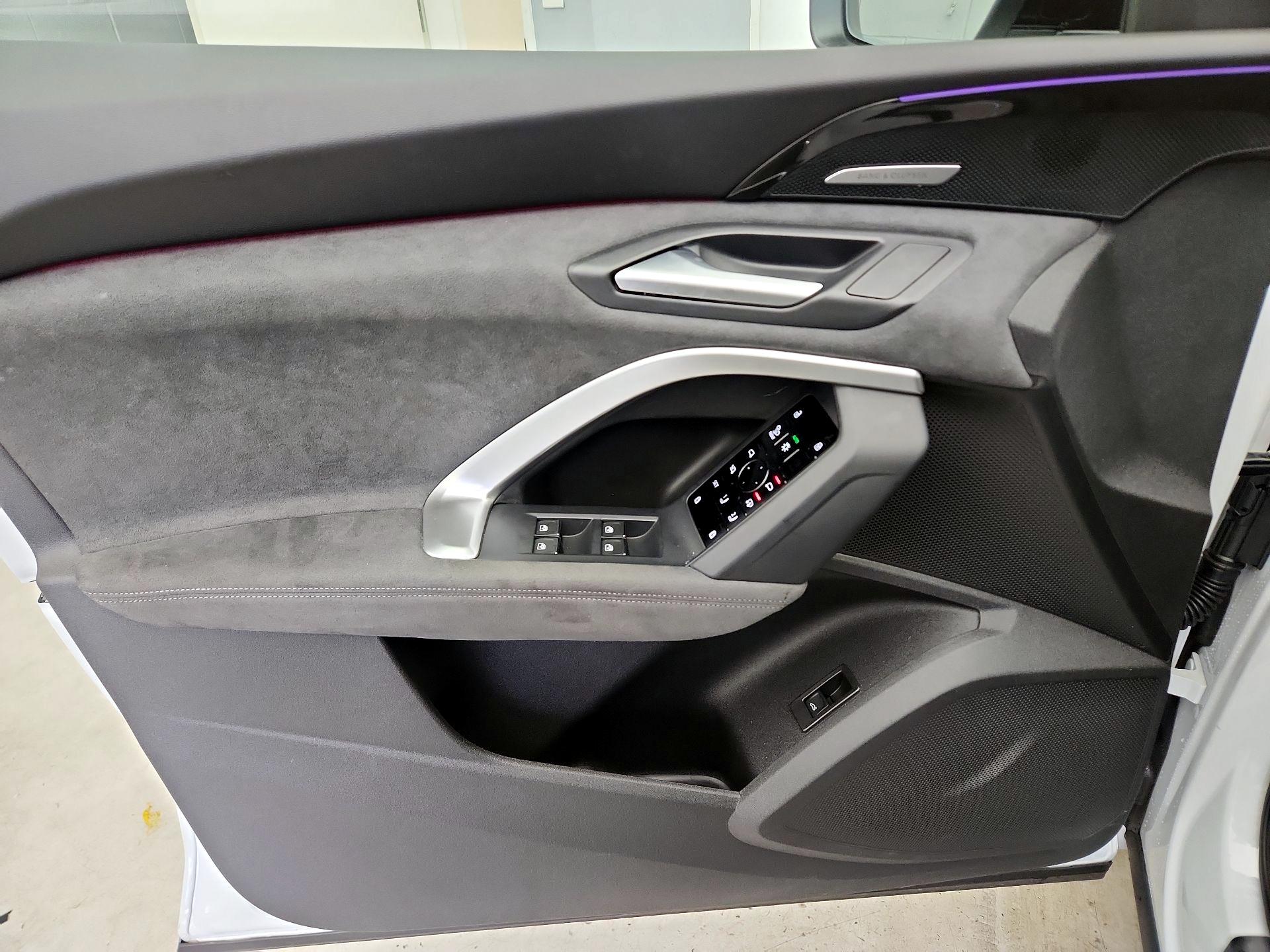 Thumbnail: 2025 Audi SQ5 - 12