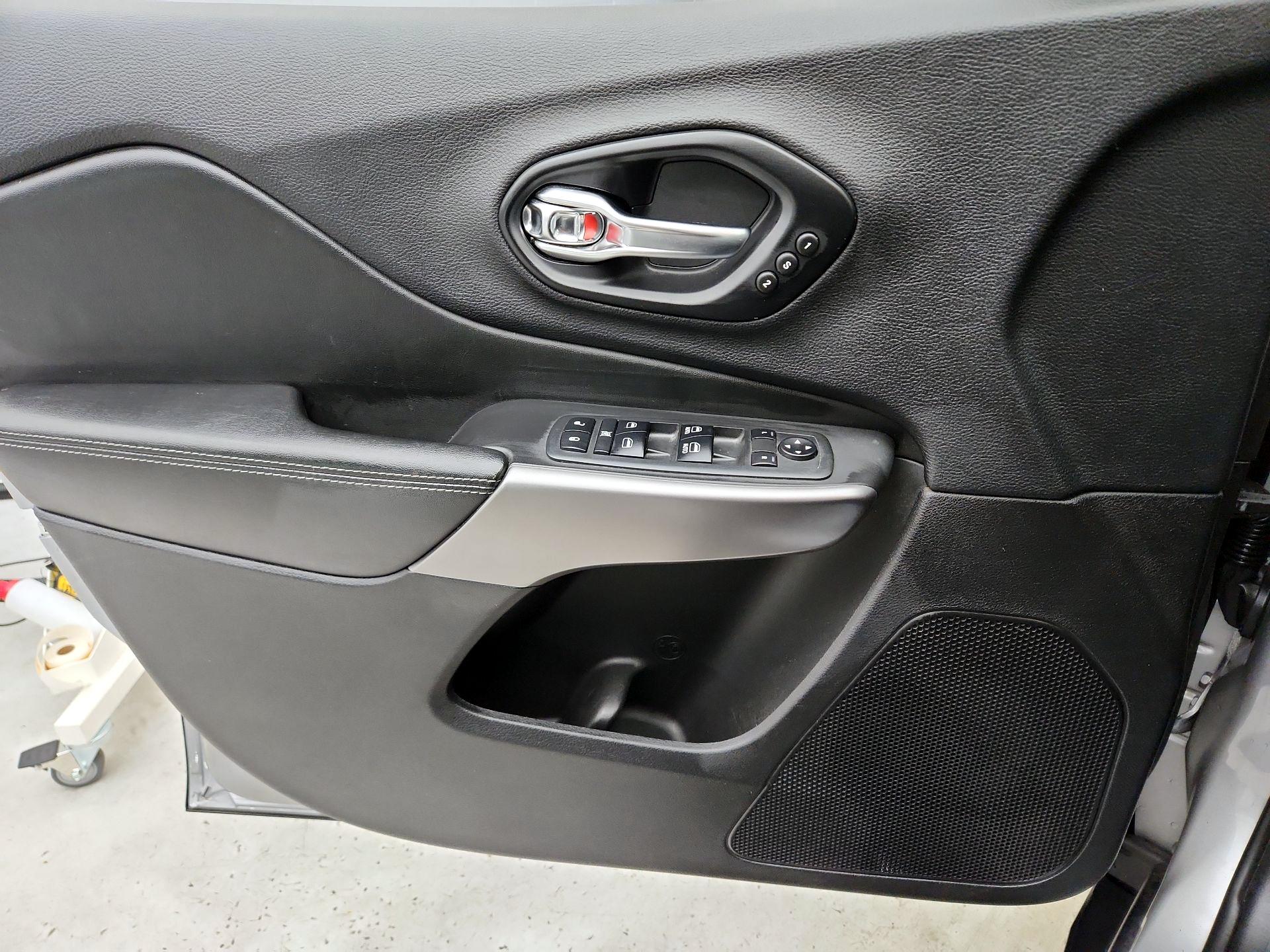 Thumbnail: 2019 Jeep Cherokee - 12