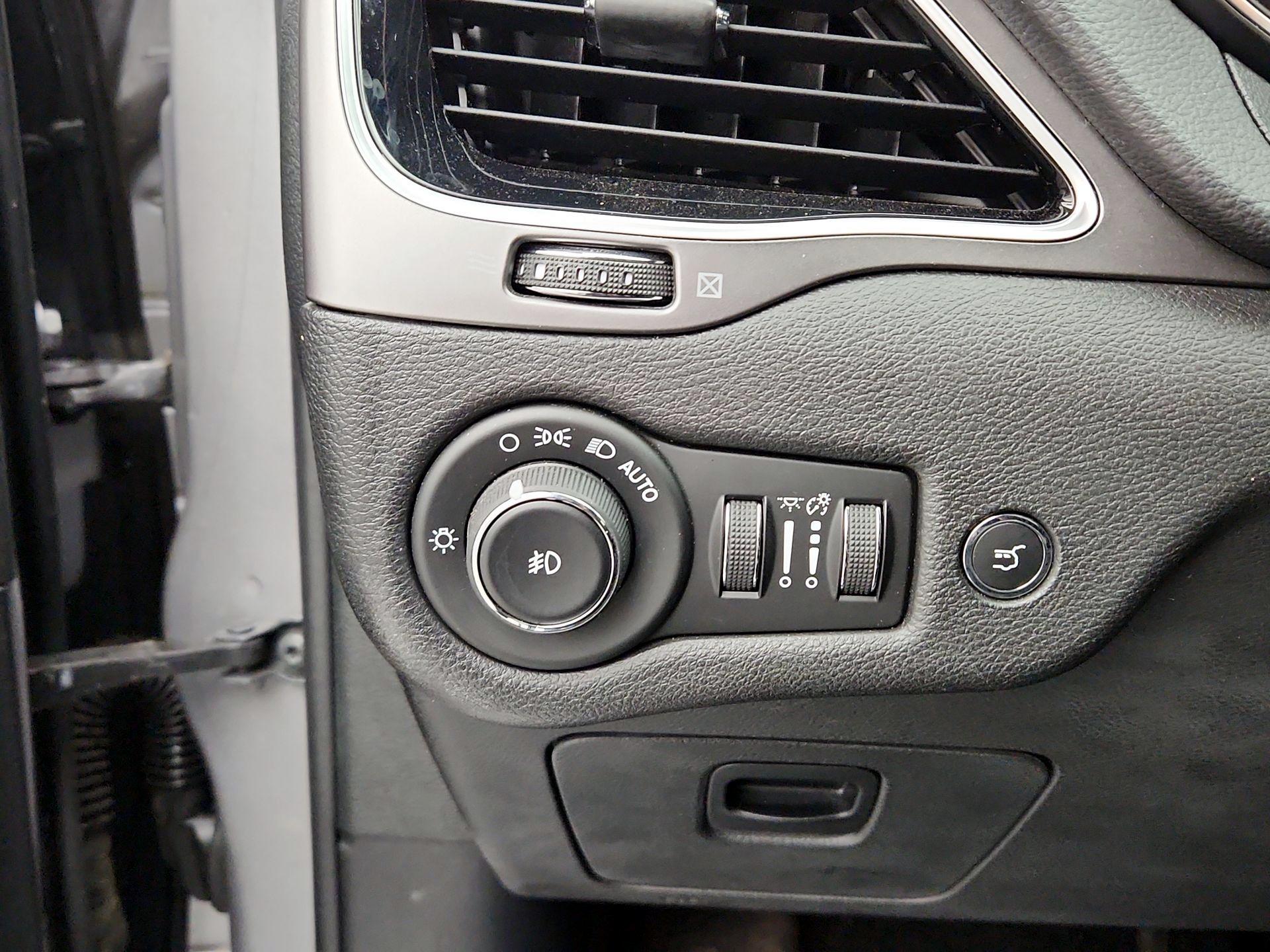 Thumbnail: 2019 Jeep Cherokee - 13