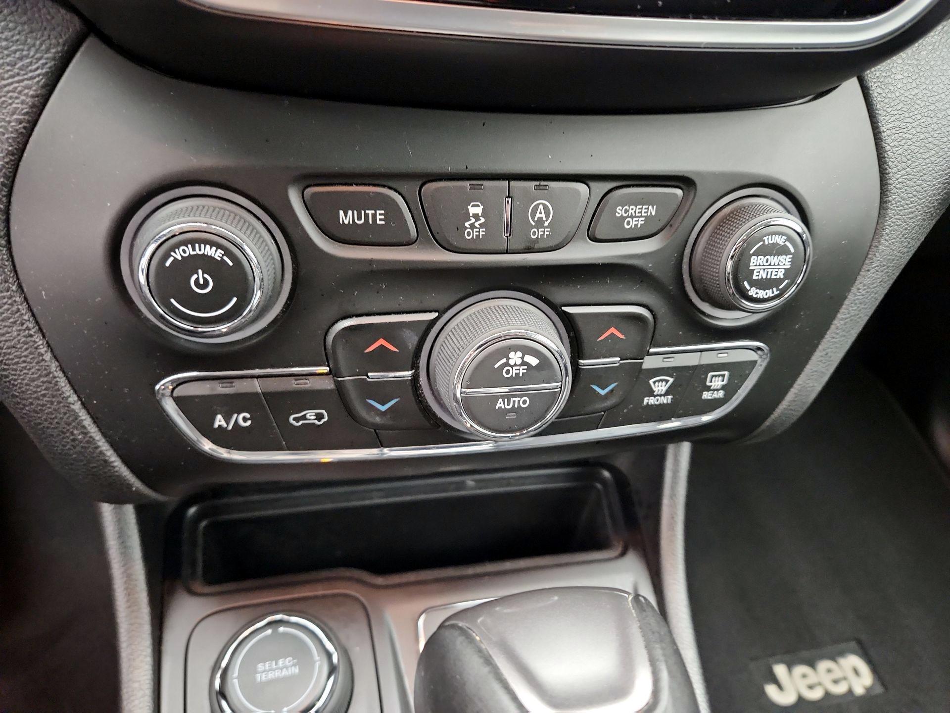 Thumbnail: 2019 Jeep Cherokee - 17