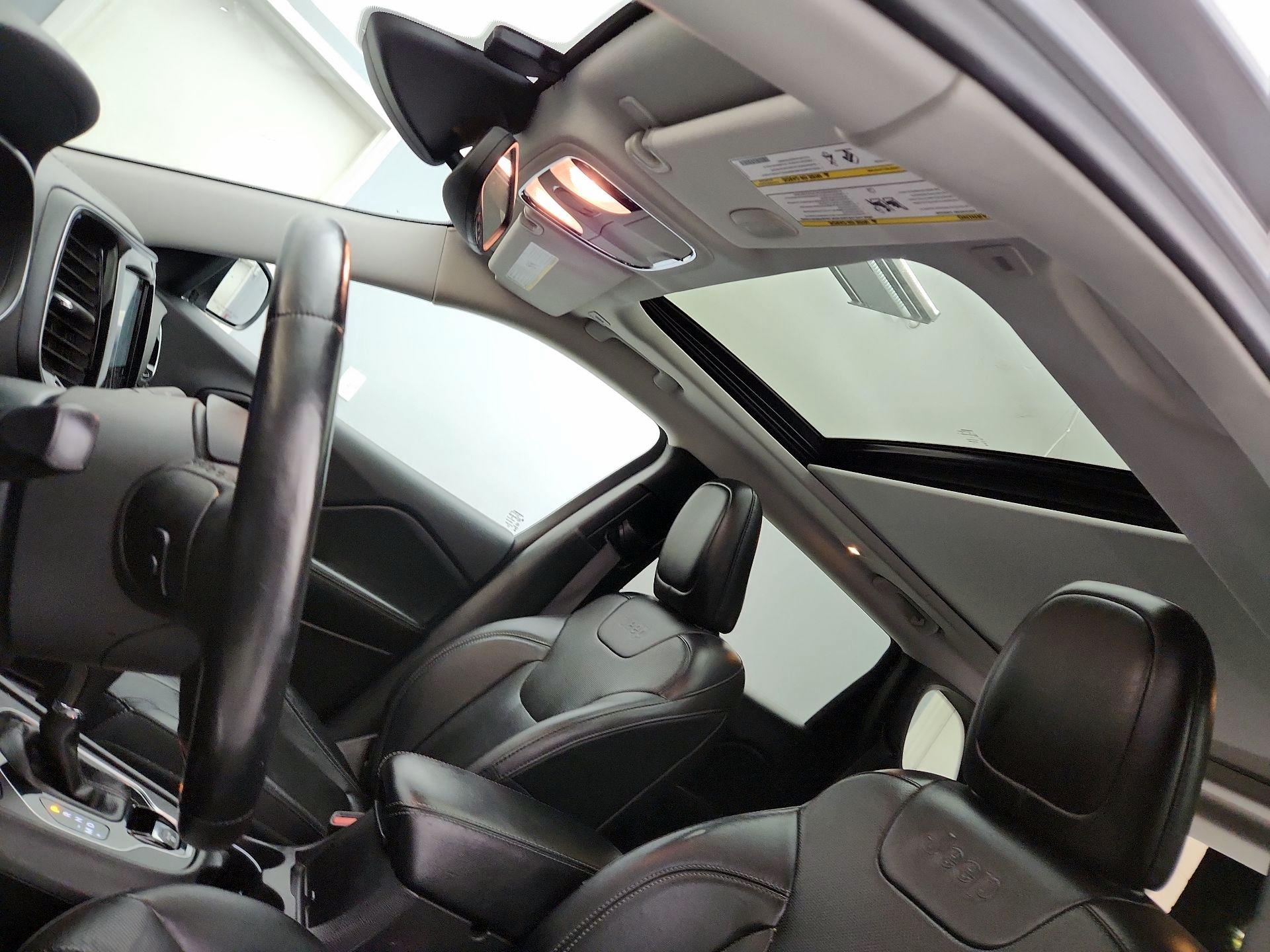 Thumbnail: 2019 Jeep Cherokee - 20