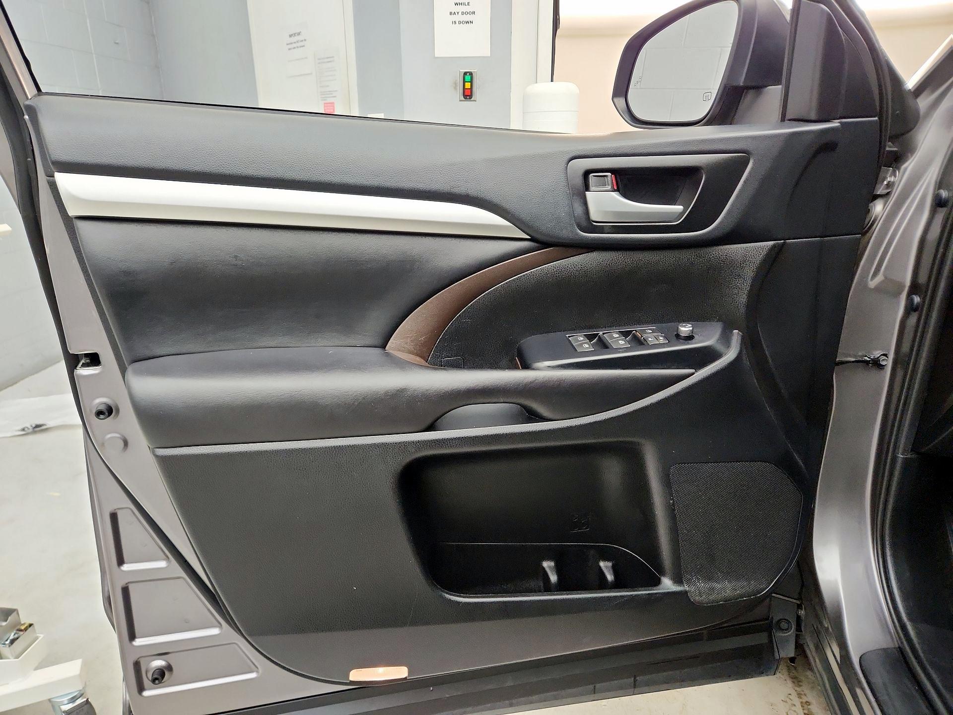 Thumbnail: 2019 Toyota Highlander - 12