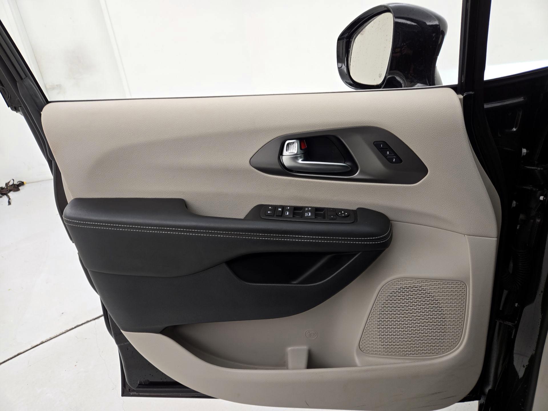 Thumbnail: 2022 Chrysler Pacifica - 12