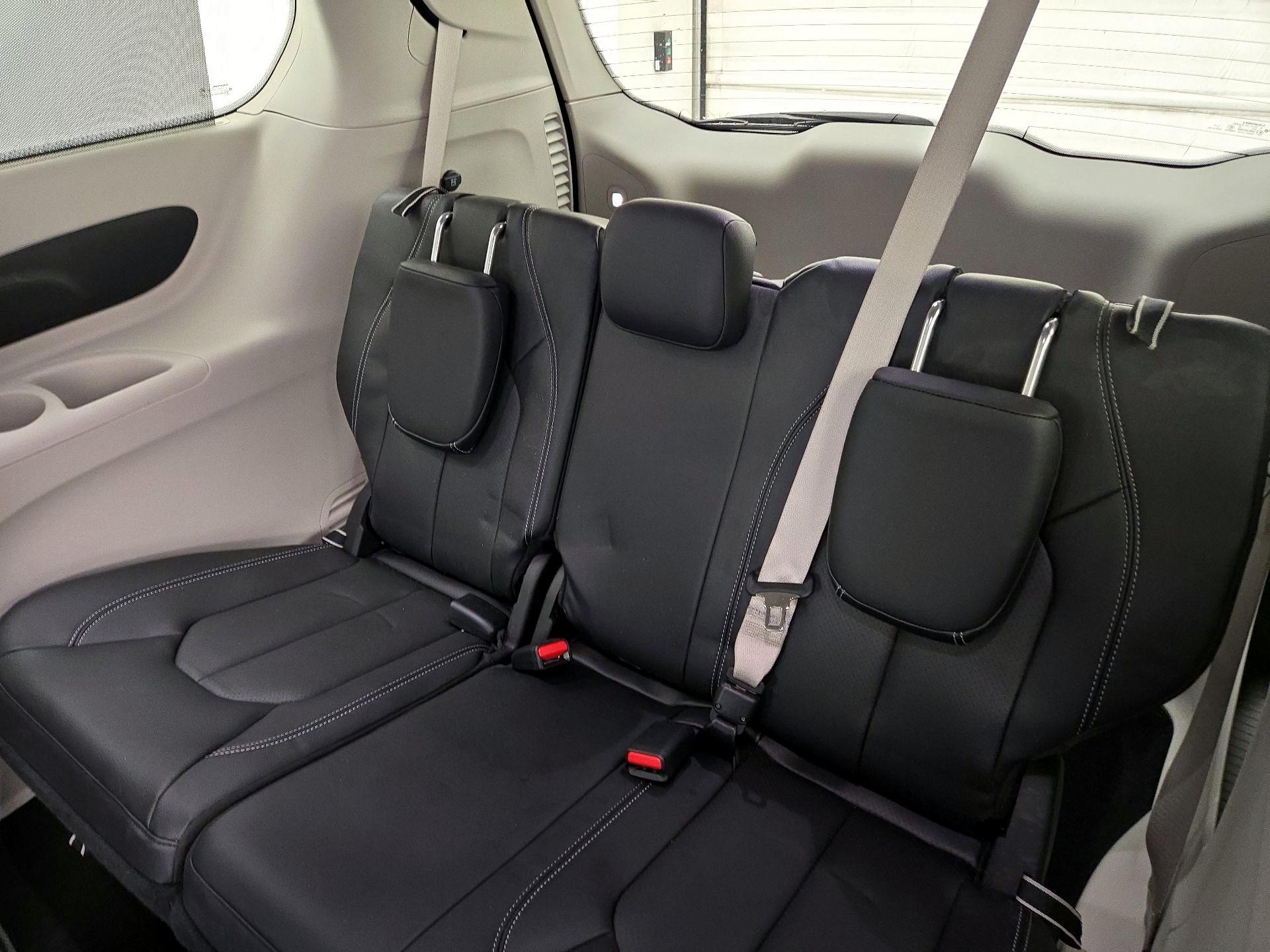 Thumbnail: 2022 Chrysler Pacifica - 20