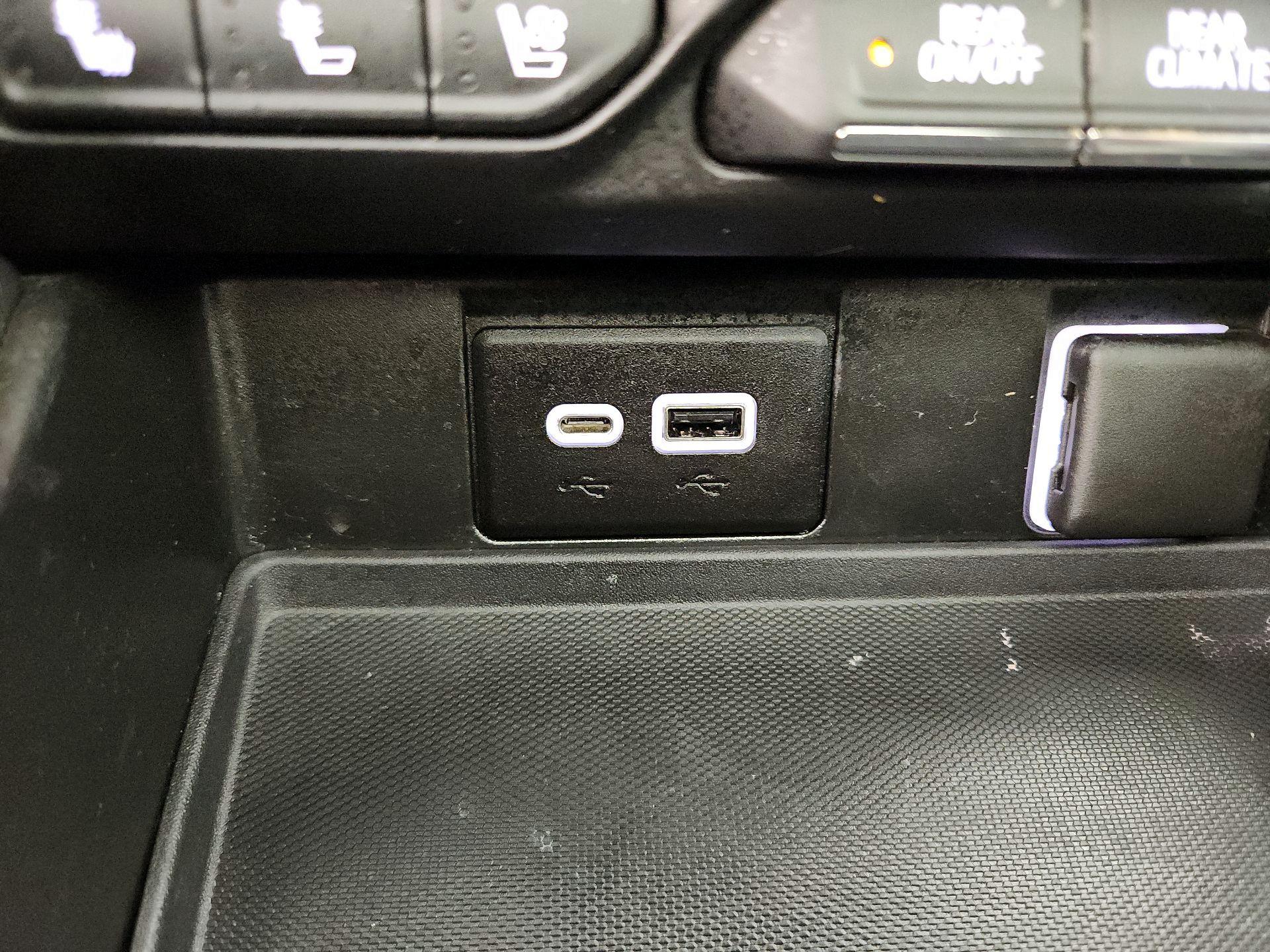 Thumbnail: 2022 GMC Yukon XL - 19