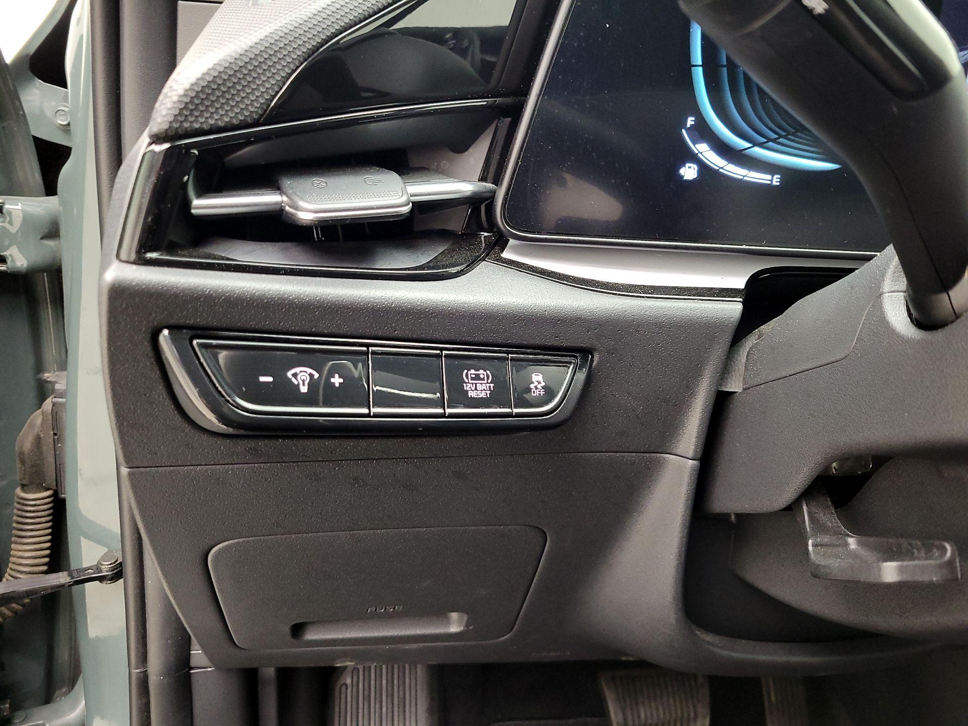 Thumbnail: 2023 Kia Niro - 13