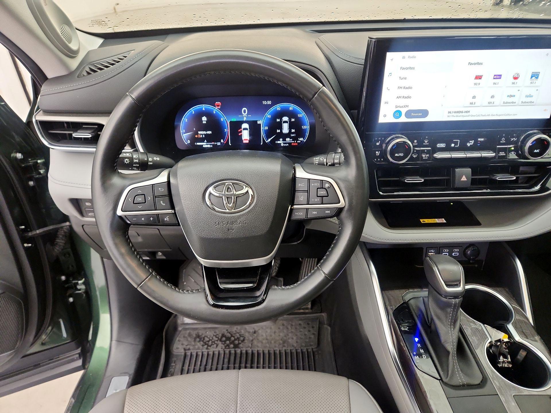 Thumbnail: 2023 Toyota Highlander - 10