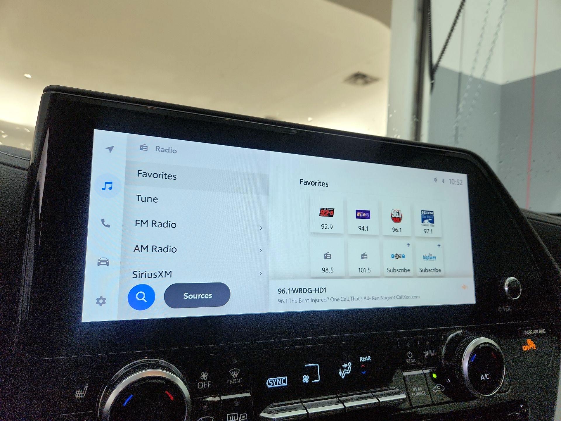 Thumbnail: 2023 Toyota Highlander - 15