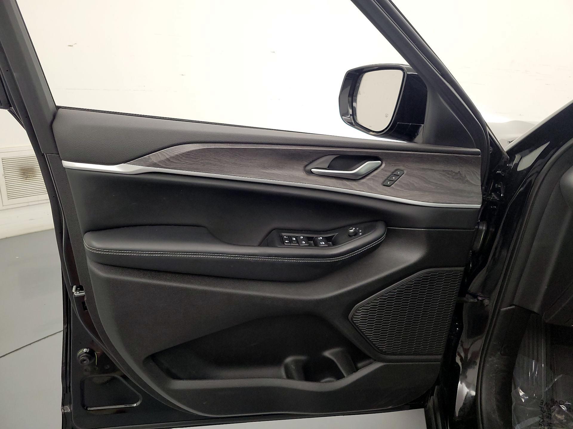 Thumbnail: 2023 Jeep Grand Cherokee - 12