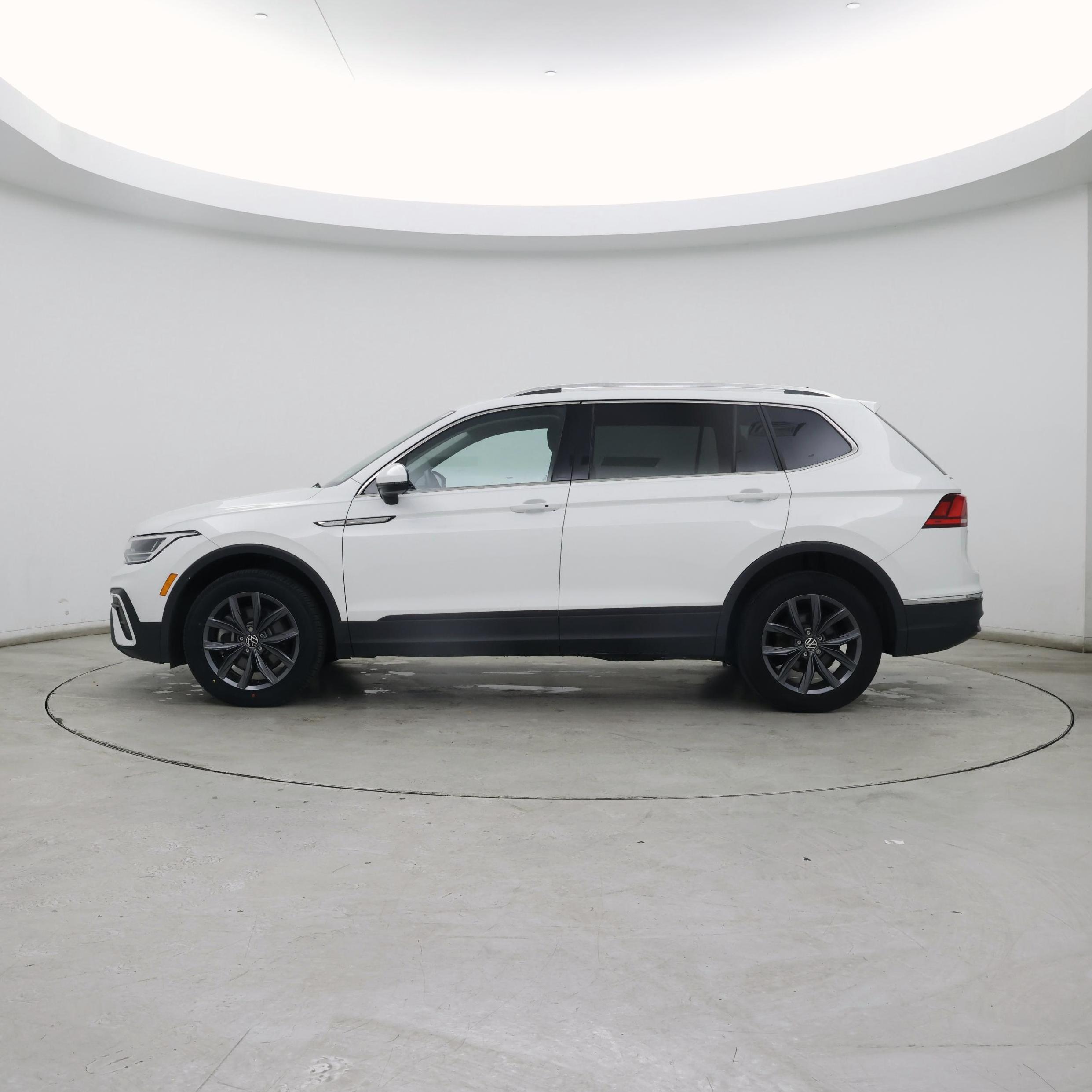 Thumbnail: 2022 Volkswagen Tiguan - 3