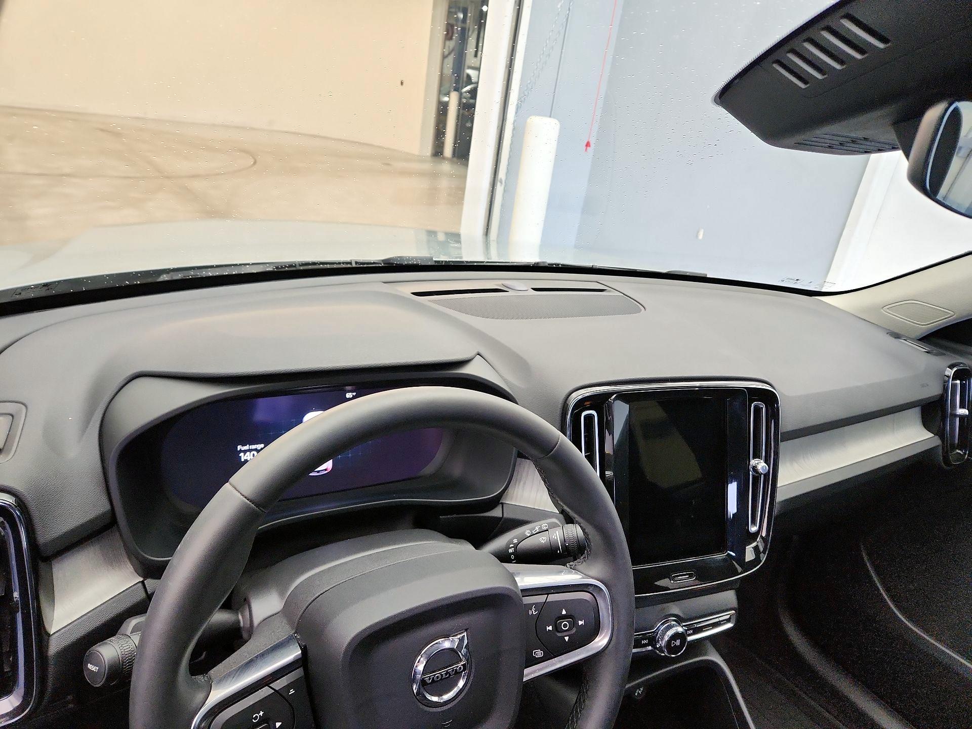 Thumbnail: 2025 Volvo XC40 - 9