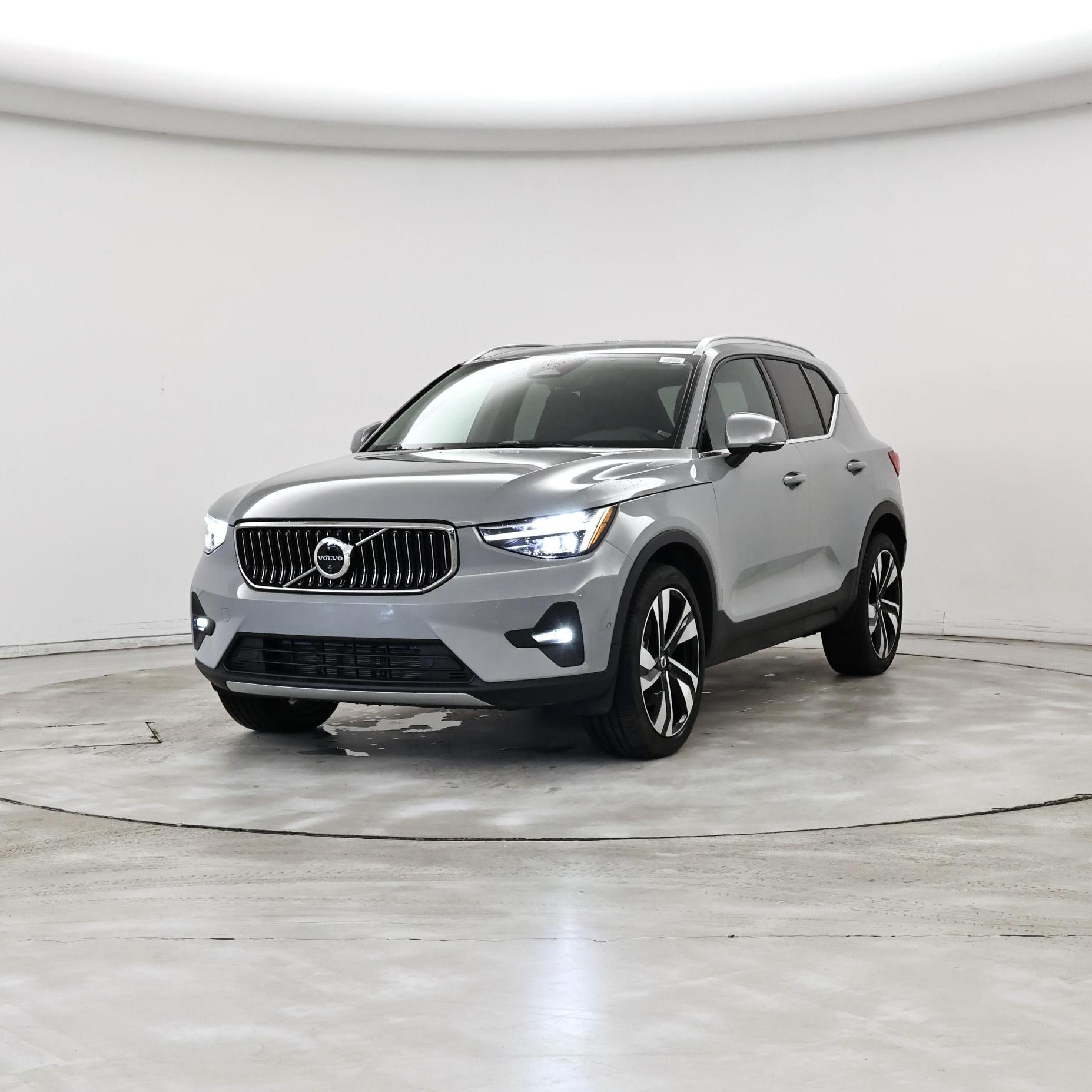 Thumbnail: 2025 Volvo XC40 - 4