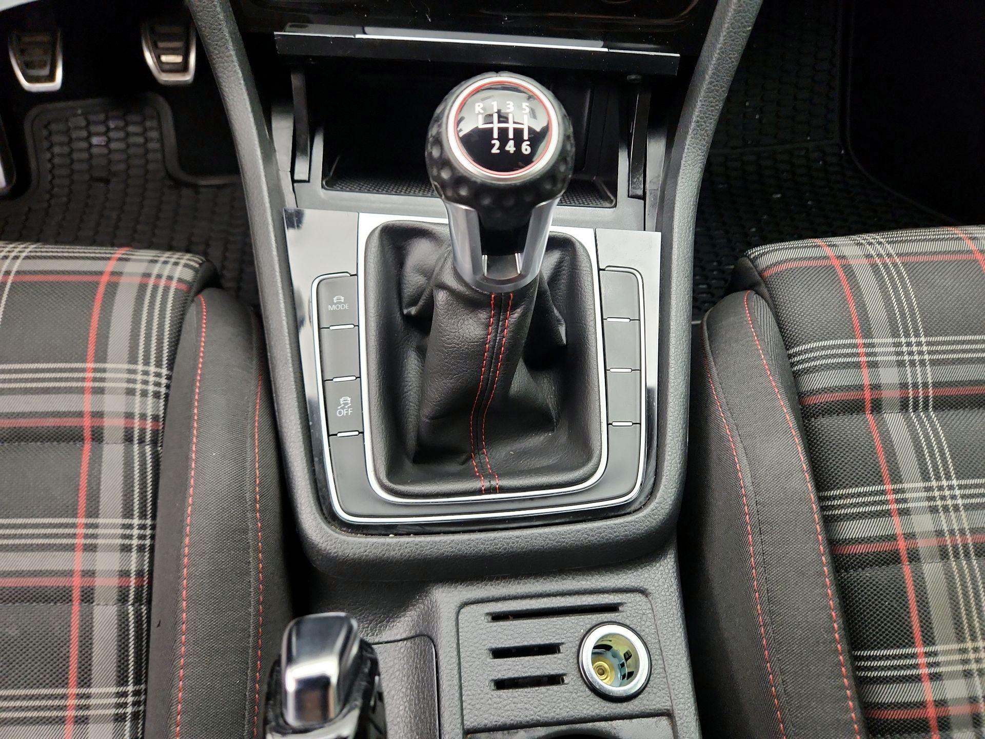 Thumbnail: 2021 Volkswagen Golf - 17