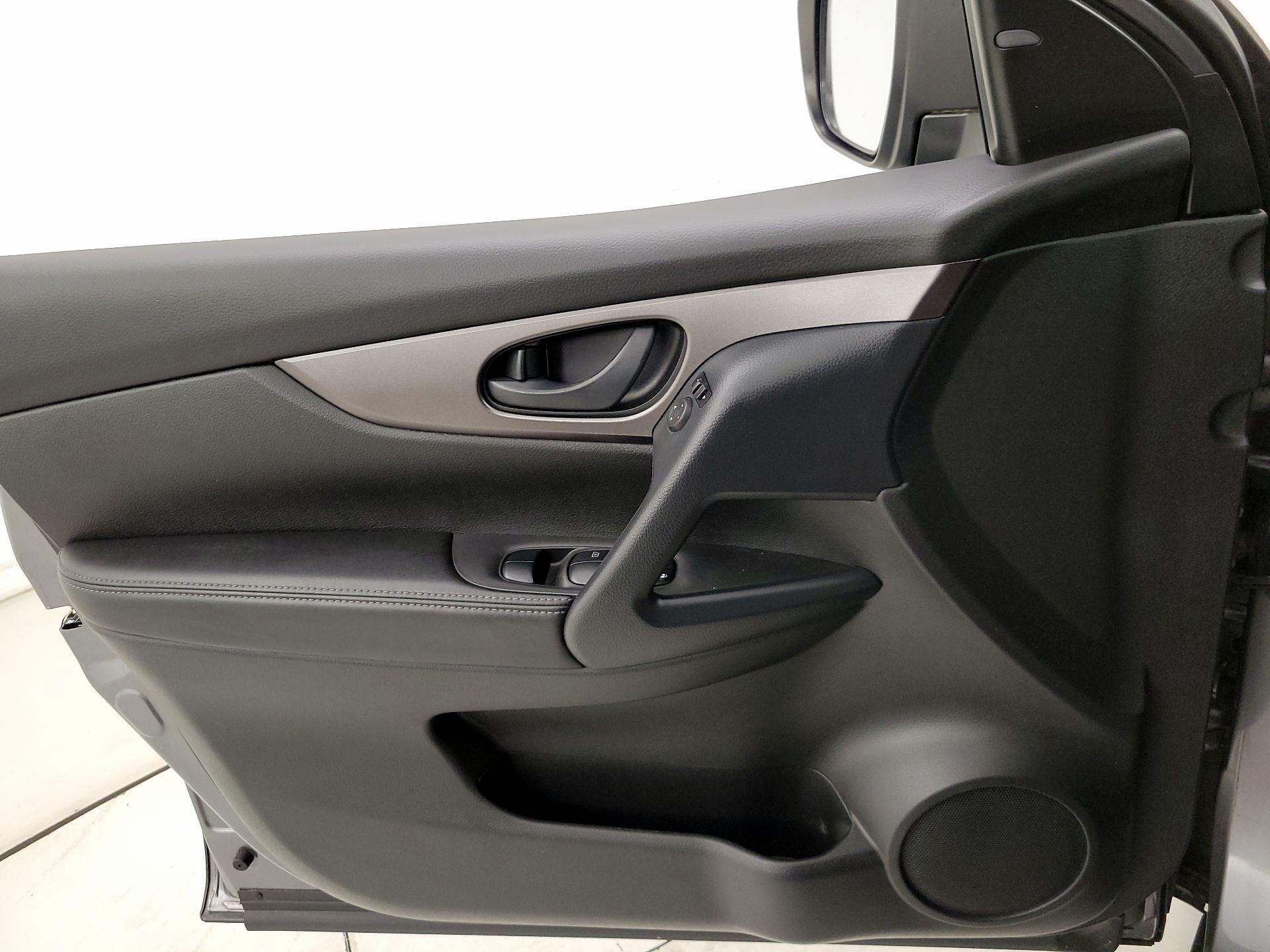 Thumbnail: 2020 Nissan Rogue Sport - 12