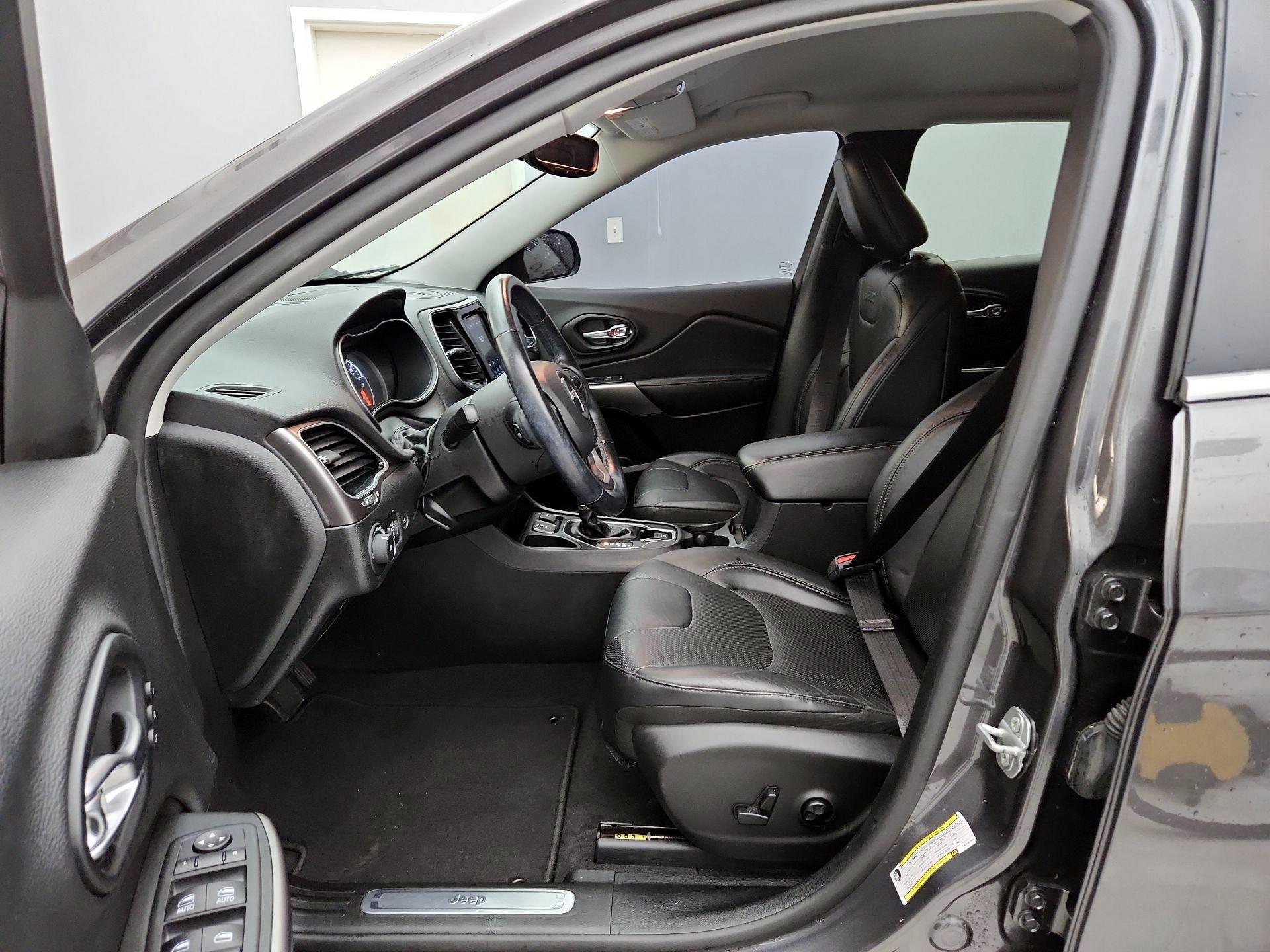 Thumbnail: 2019 Jeep Cherokee - 11