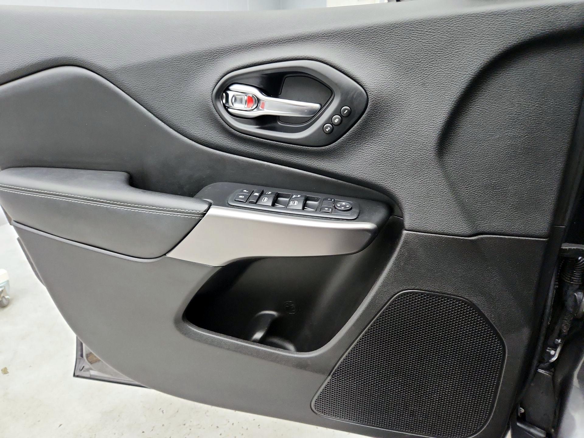 Thumbnail: 2019 Jeep Cherokee - 12