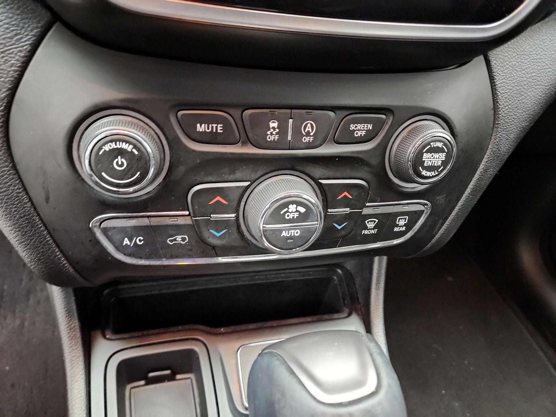 Thumbnail: 2019 Jeep Cherokee - 16