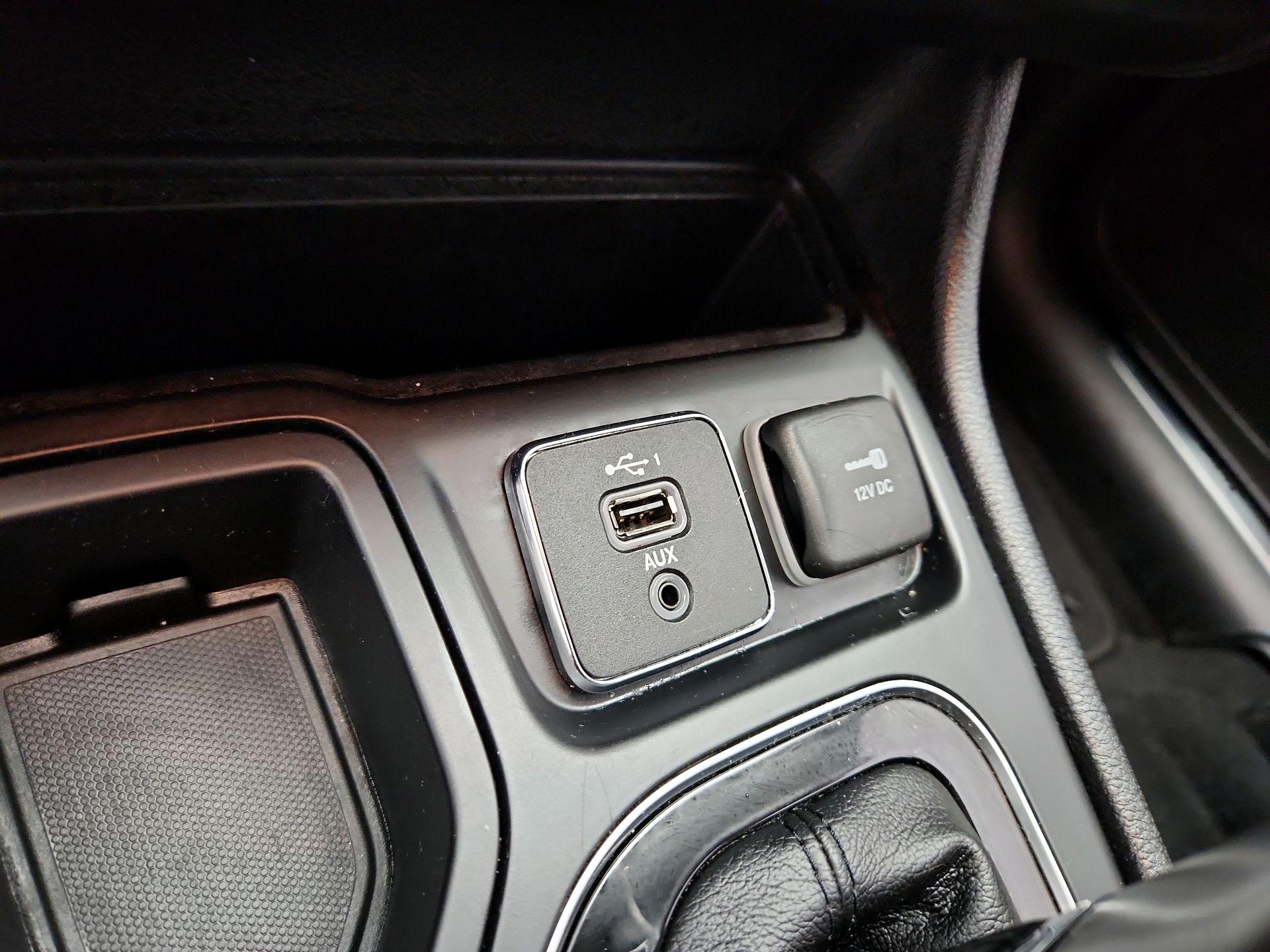 Thumbnail: 2019 Jeep Cherokee - 18