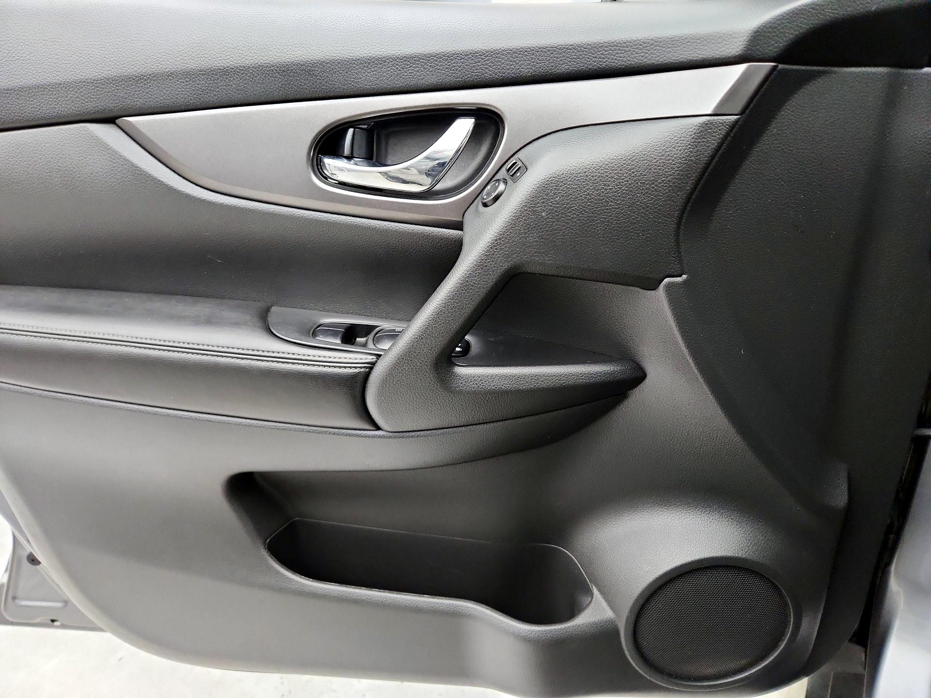 Thumbnail: 2015 Nissan Rogue - 12