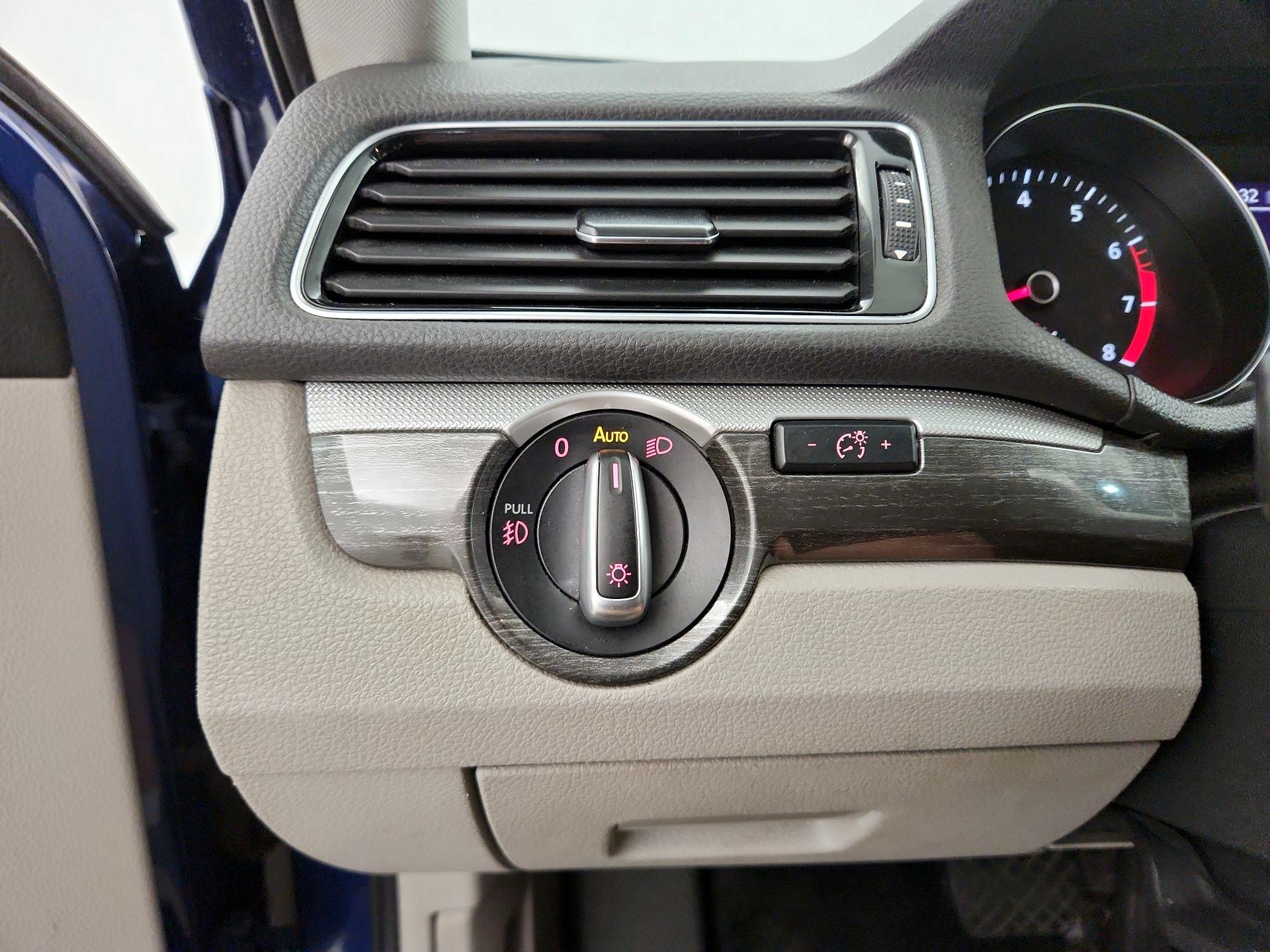 Thumbnail: 2016 Volkswagen Passat - 13