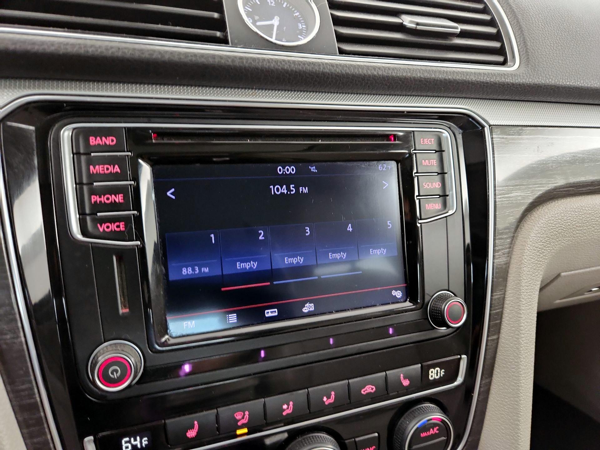 Thumbnail: 2016 Volkswagen Passat - 15